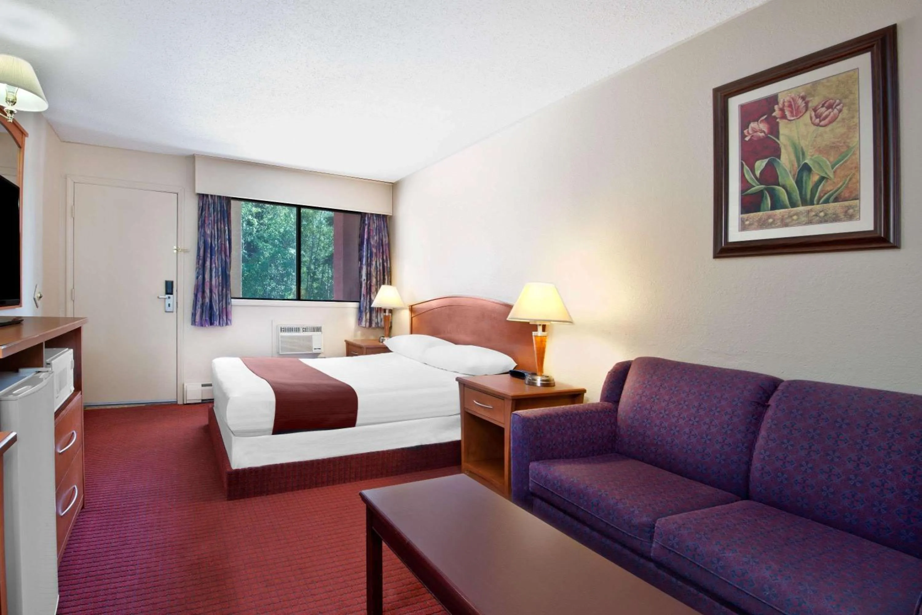 Photo of the whole room, Bed in Deer Park Inn