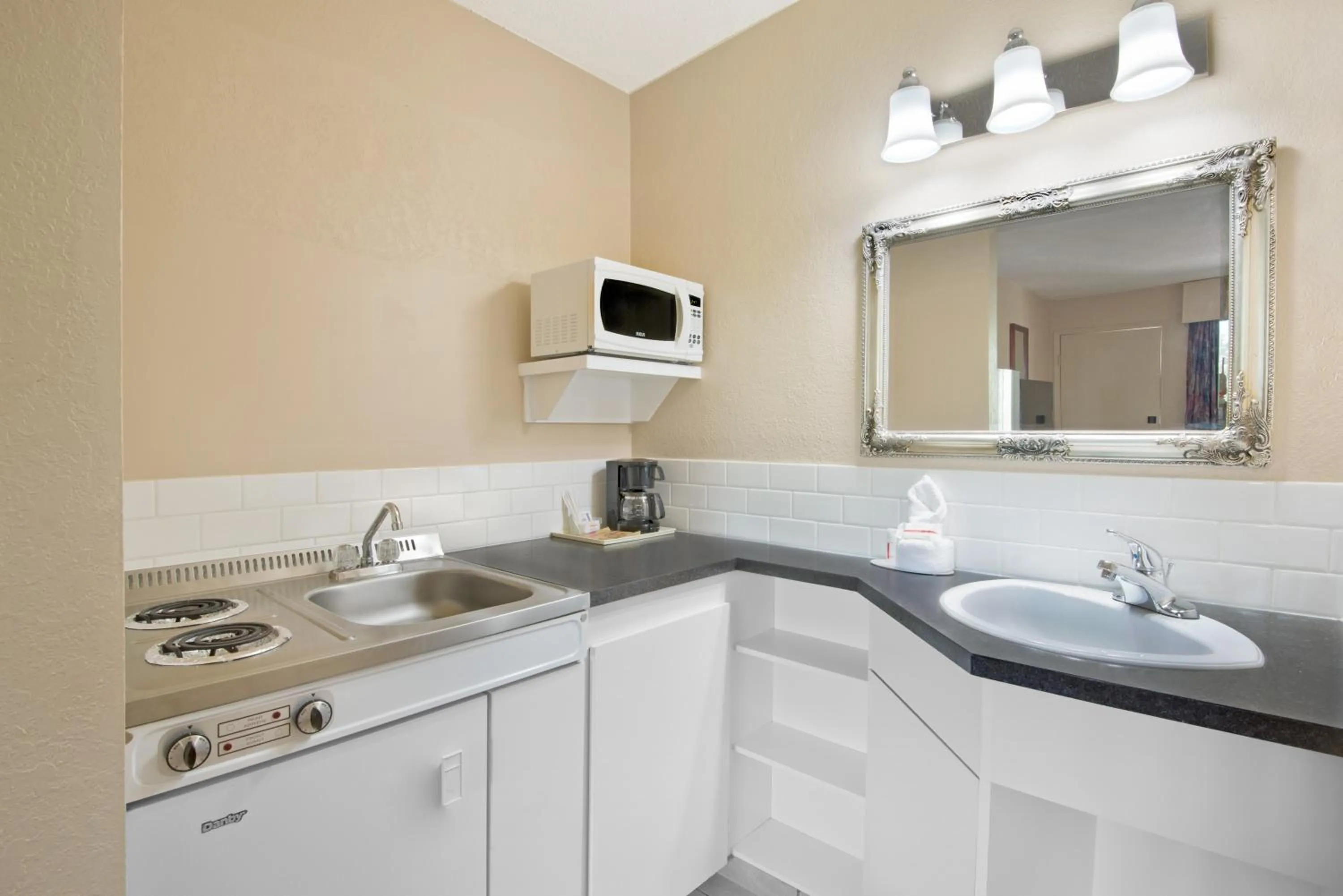 Kitchen or kitchenette in Deer Park Inn
