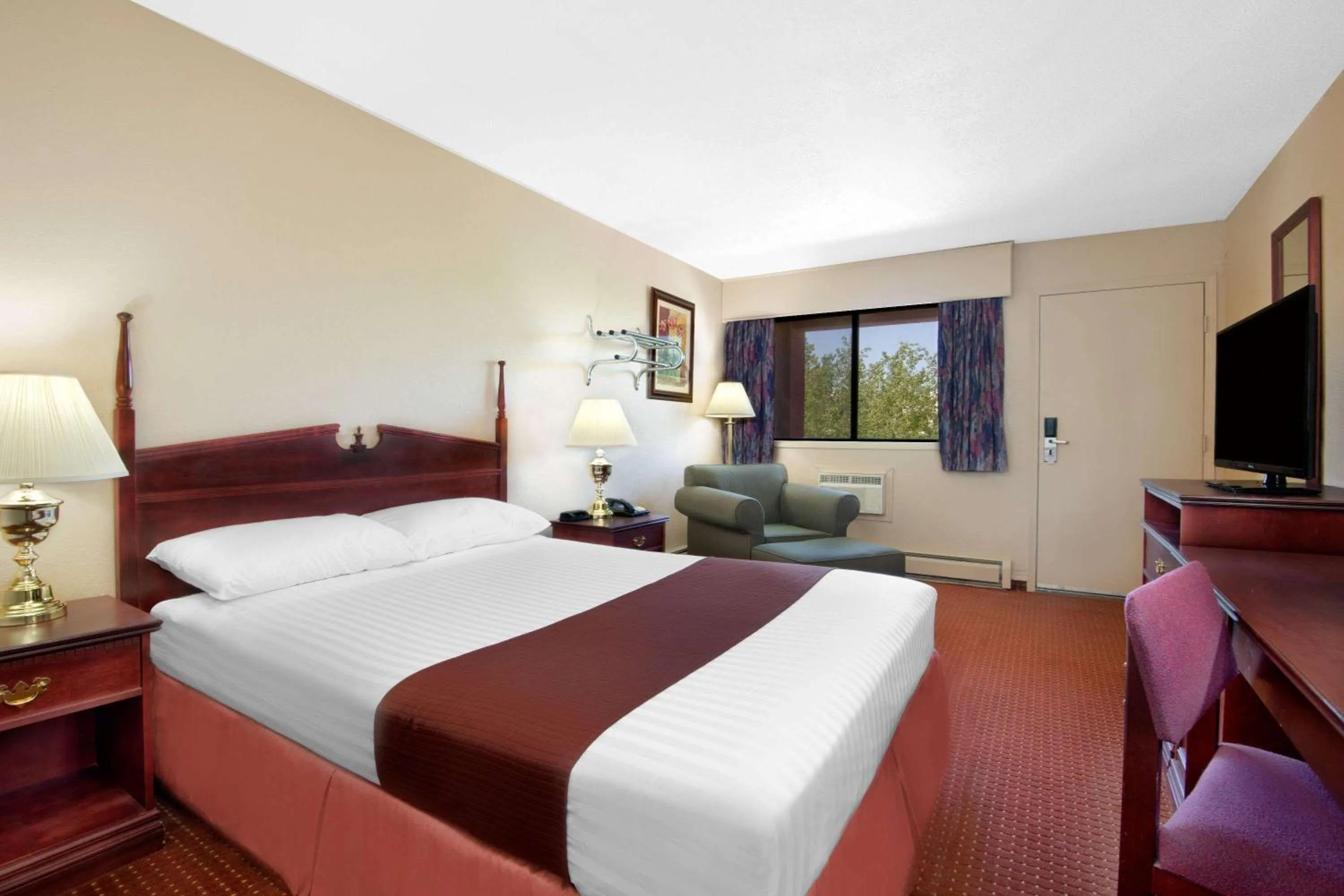 Photo of the whole room, Bed in Deer Park Inn