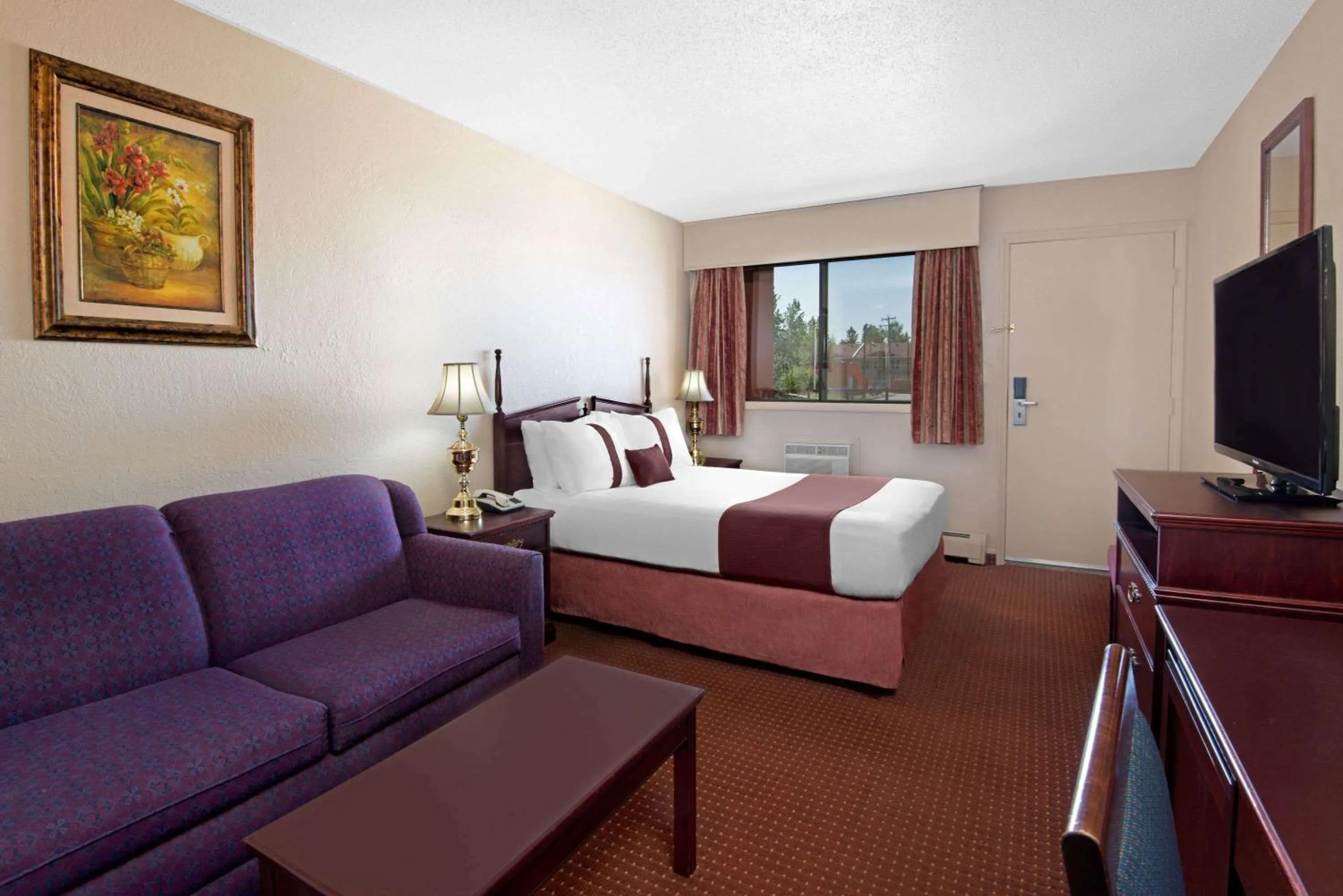Photo of the whole room, Bed in Deer Park Inn