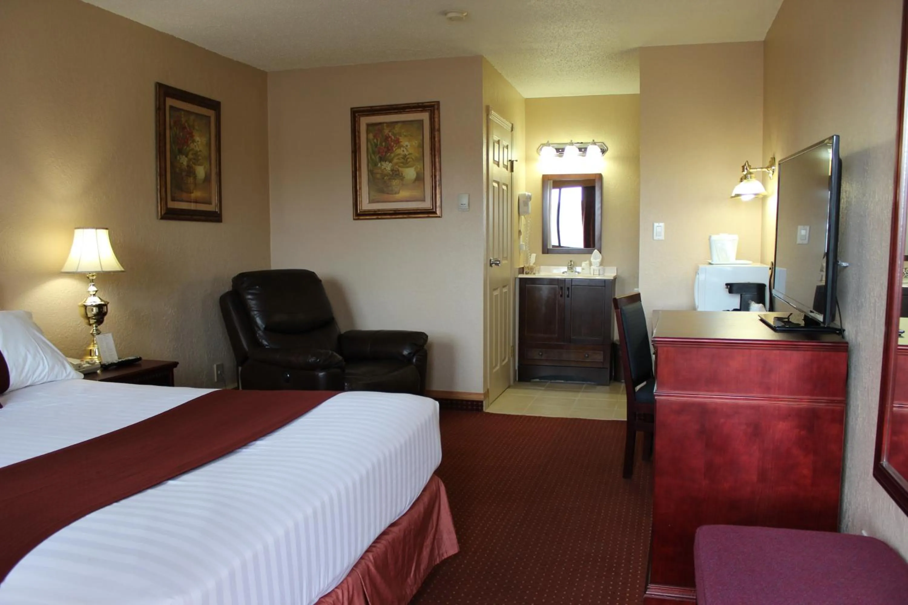 Photo of the whole room, Bed in Deer Park Inn