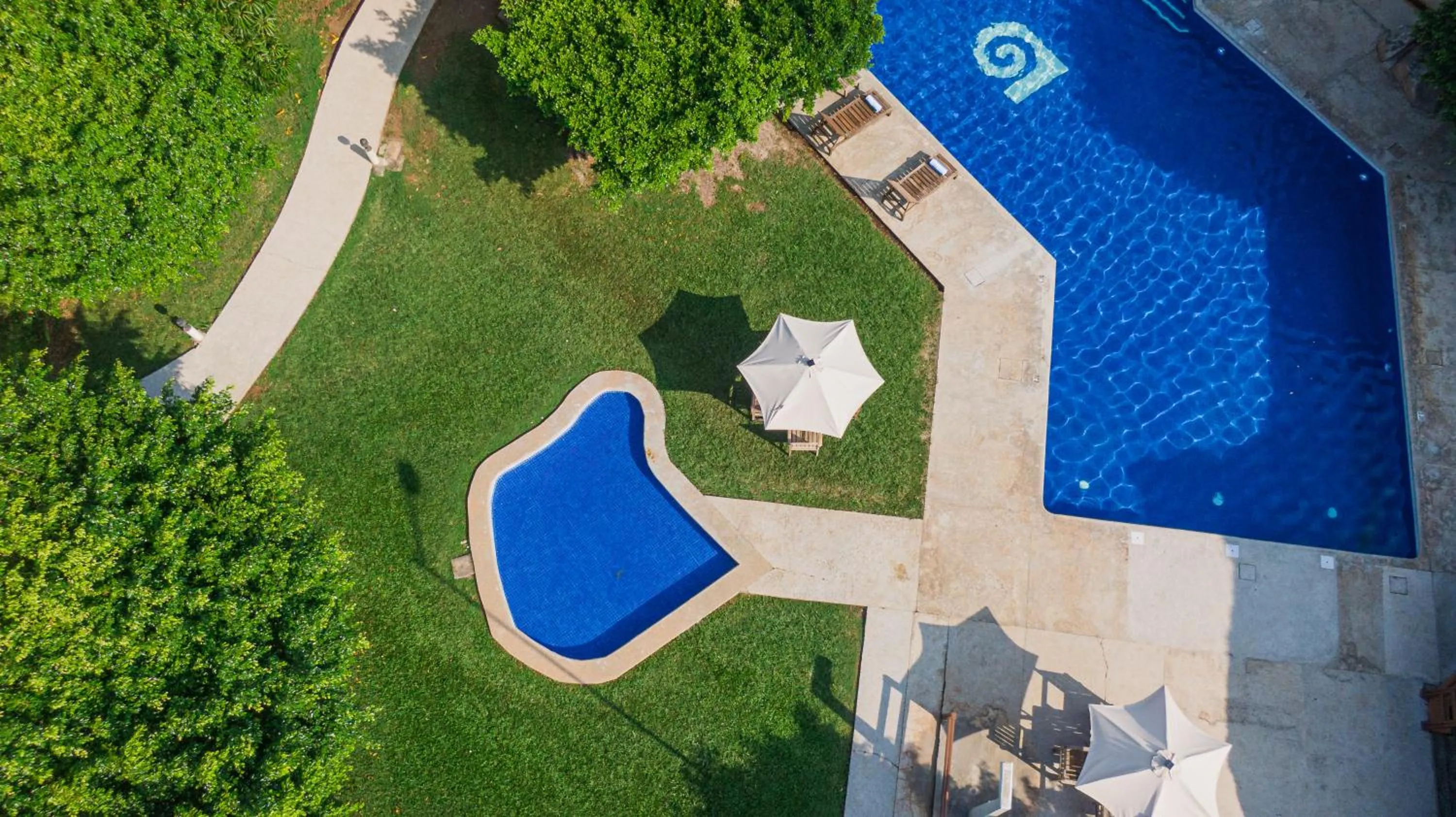 Swimming pool in Hotel Loma Real