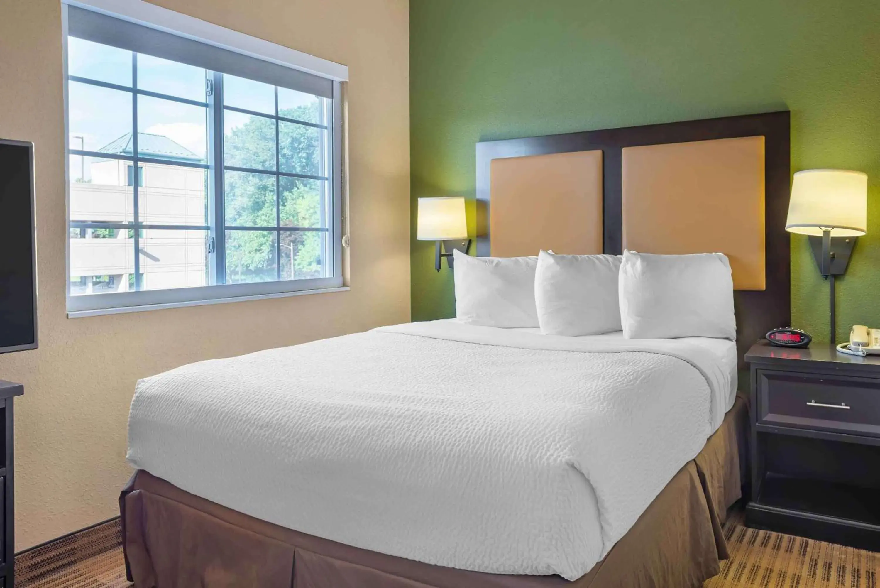 Deluxe Queen Studio with 1 Queen Bed - Non-Smoking in Extended Stay America Suites - Secaucus - New York City Area Deluxe Queen Studio with 1 Queen Bed - Non-Smoking in Extended Stay America Suites - Secaucus - New York City Area