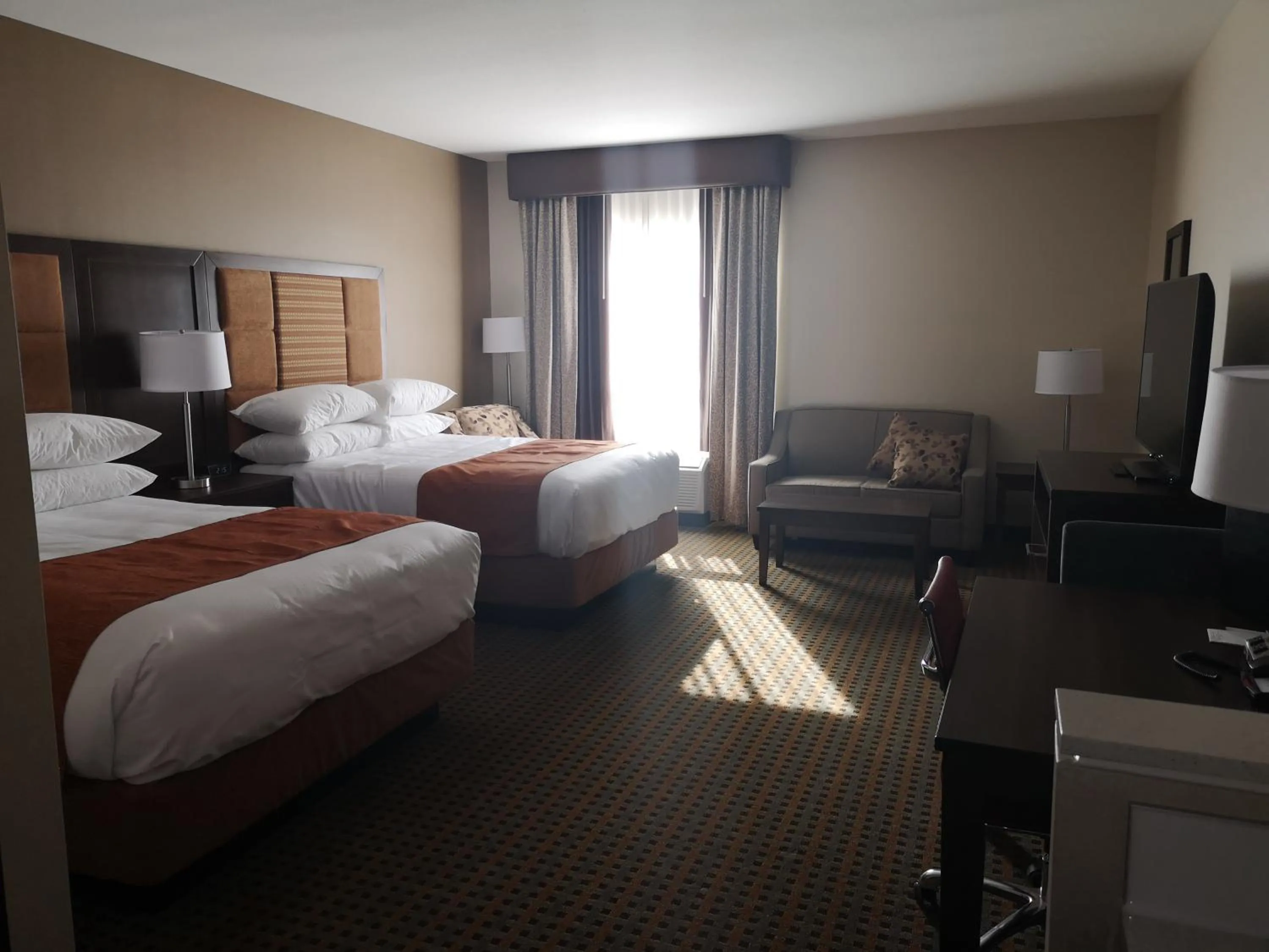 Communal lounge/ TV room, Bed in Best Western Plus Hinton Inn & Suites