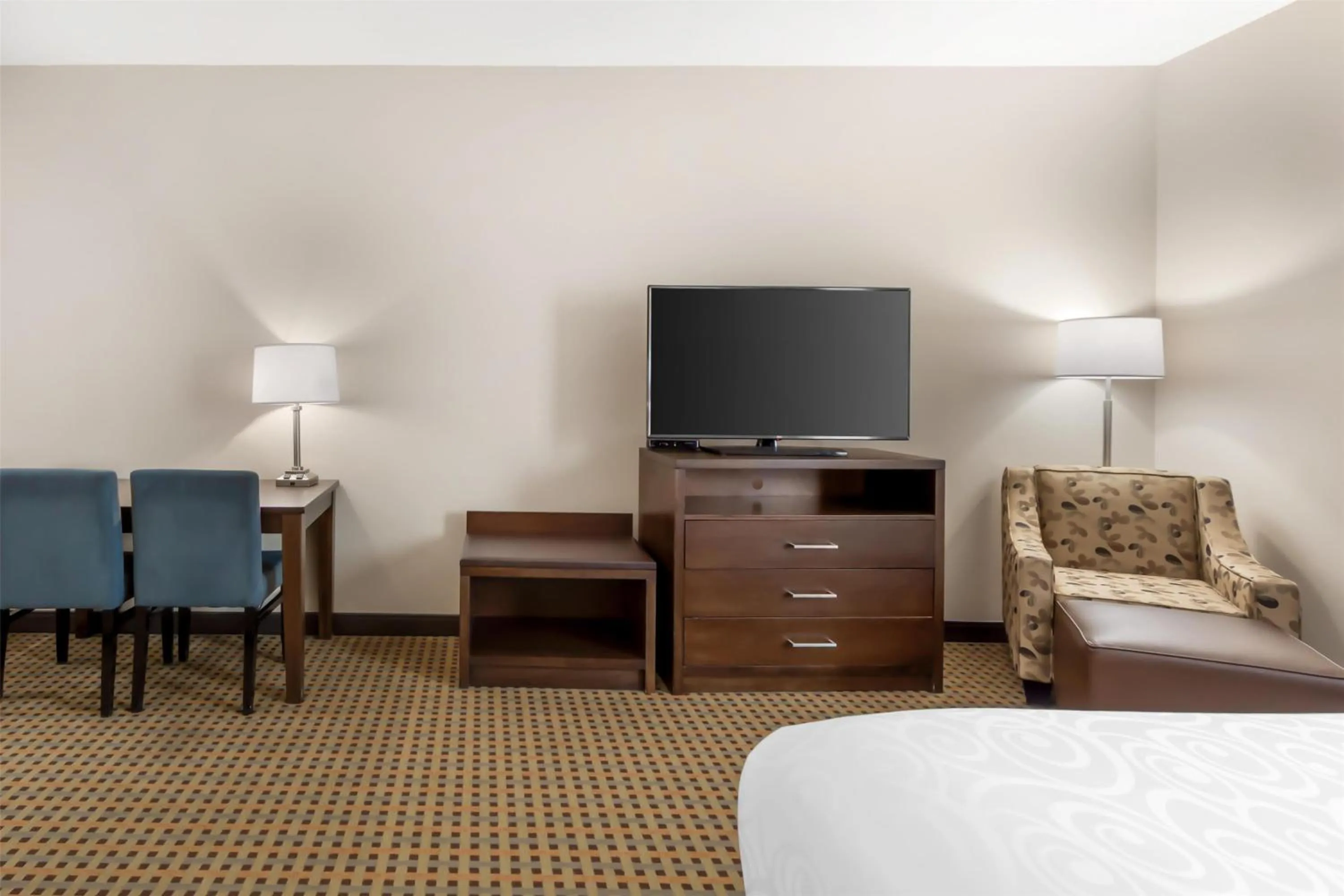 Bedroom, Bed in Best Western Plus Hinton Inn & Suites