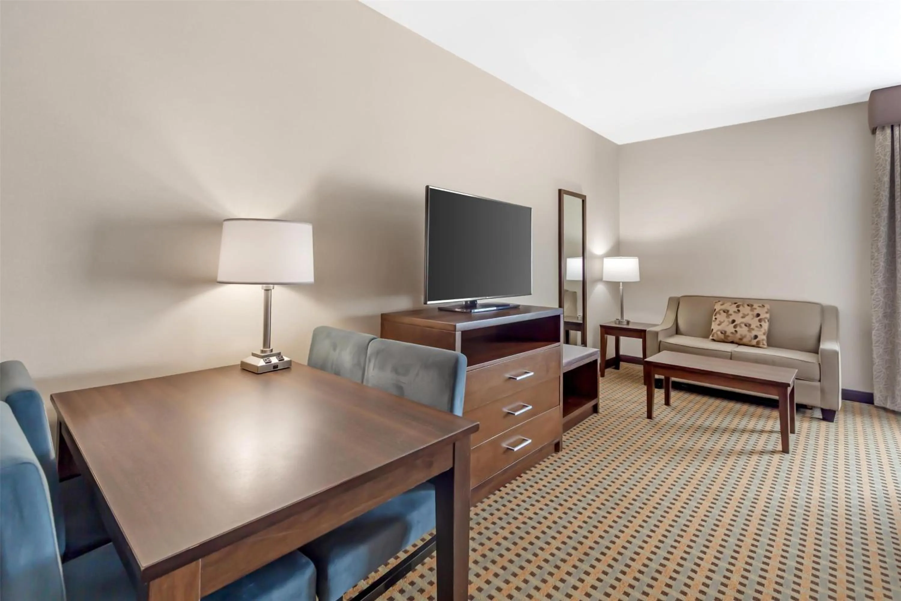 Bedroom in Best Western Plus Hinton Inn & Suites