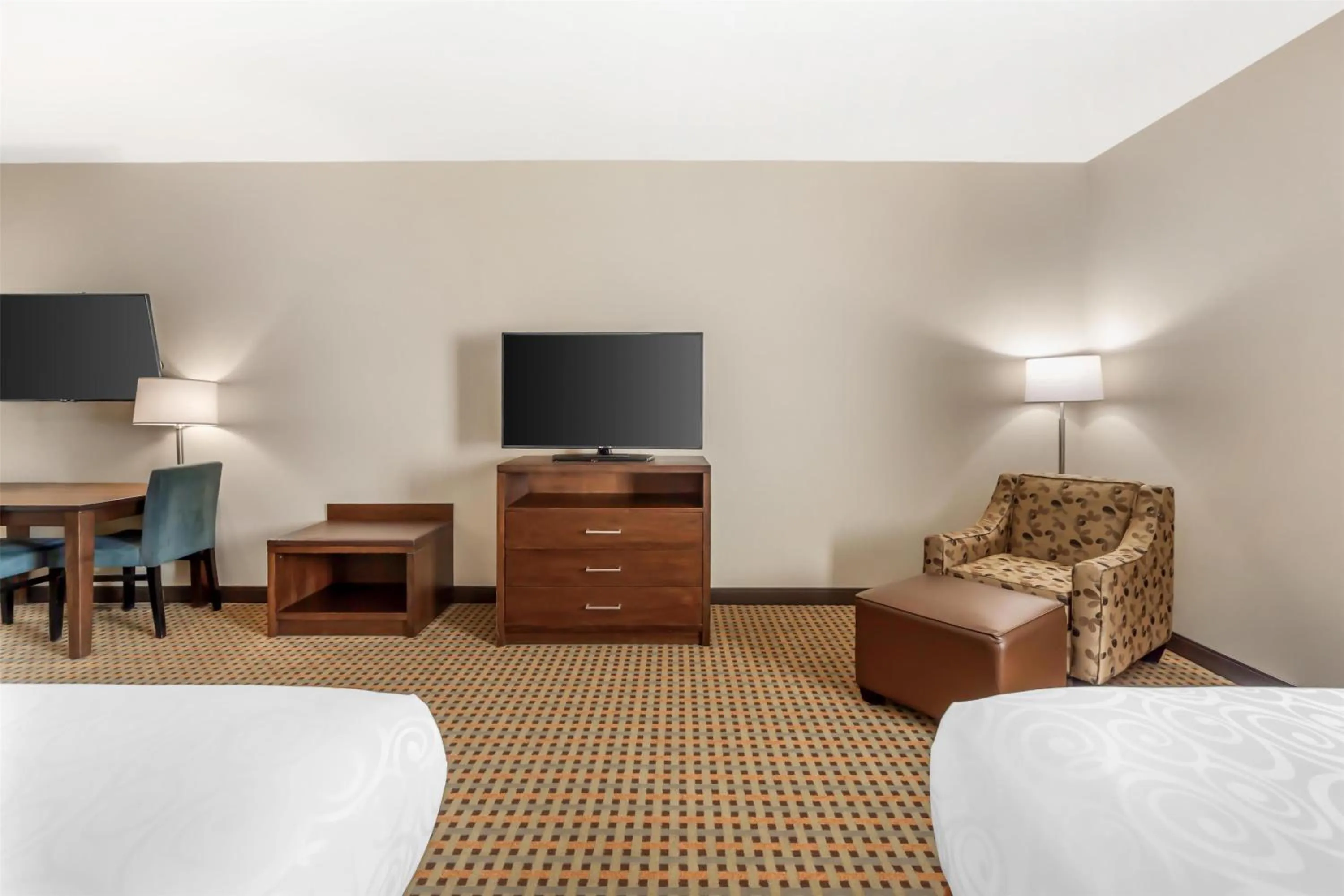 Bedroom, Bed in Best Western Plus Hinton Inn & Suites