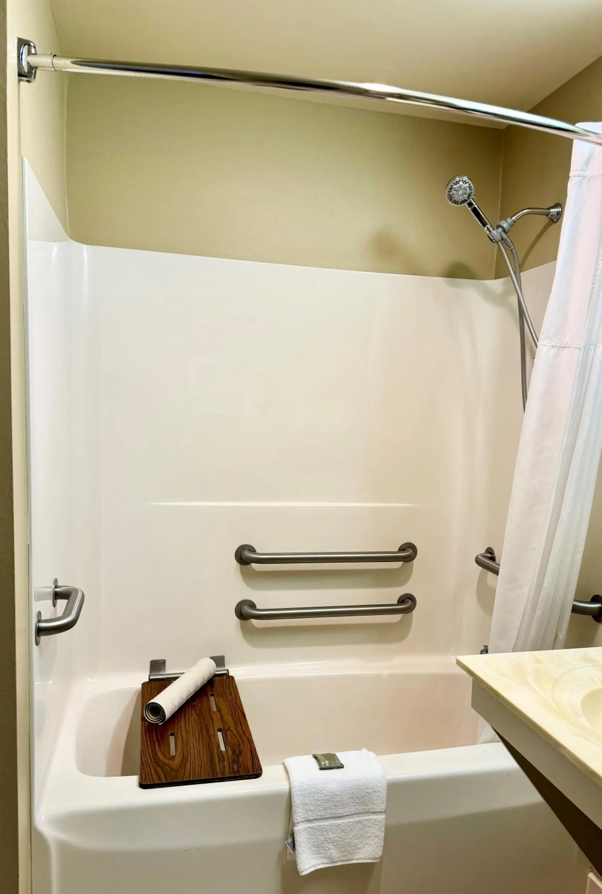 Bath in Country Inn & Suites by Radisson, Rochester South, MN