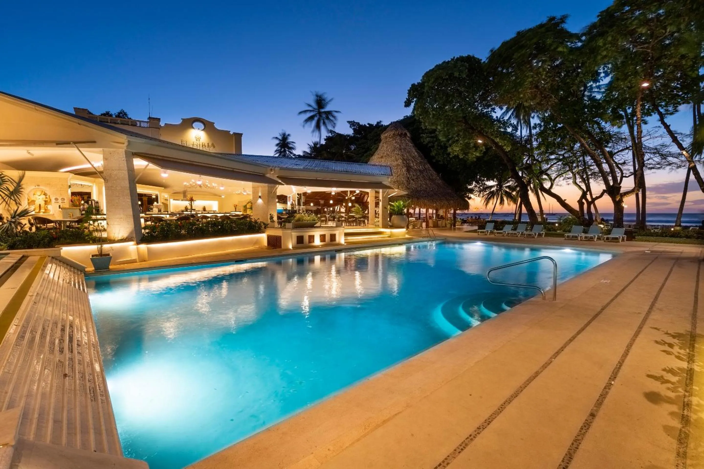 Swimming pool in Hotel Tamarindo Diria Beach Resort