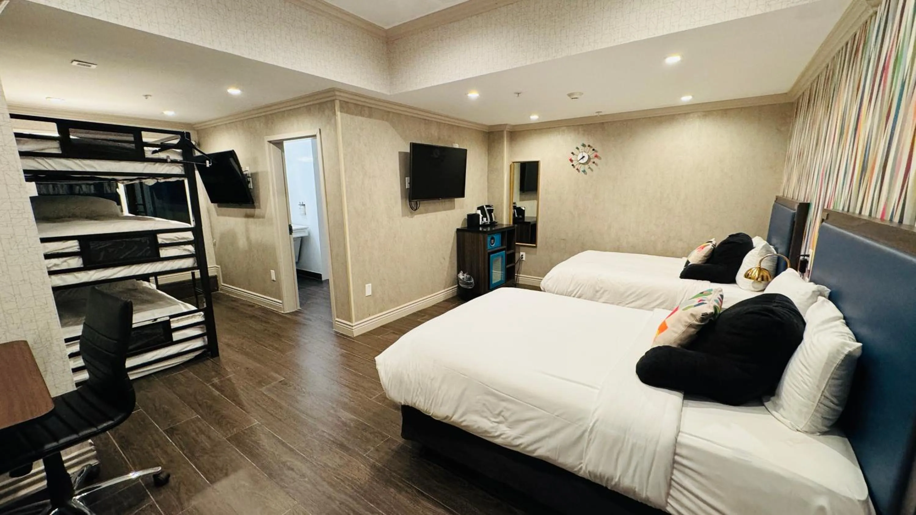 Photo of the whole room, Bed in Signature San Francisco