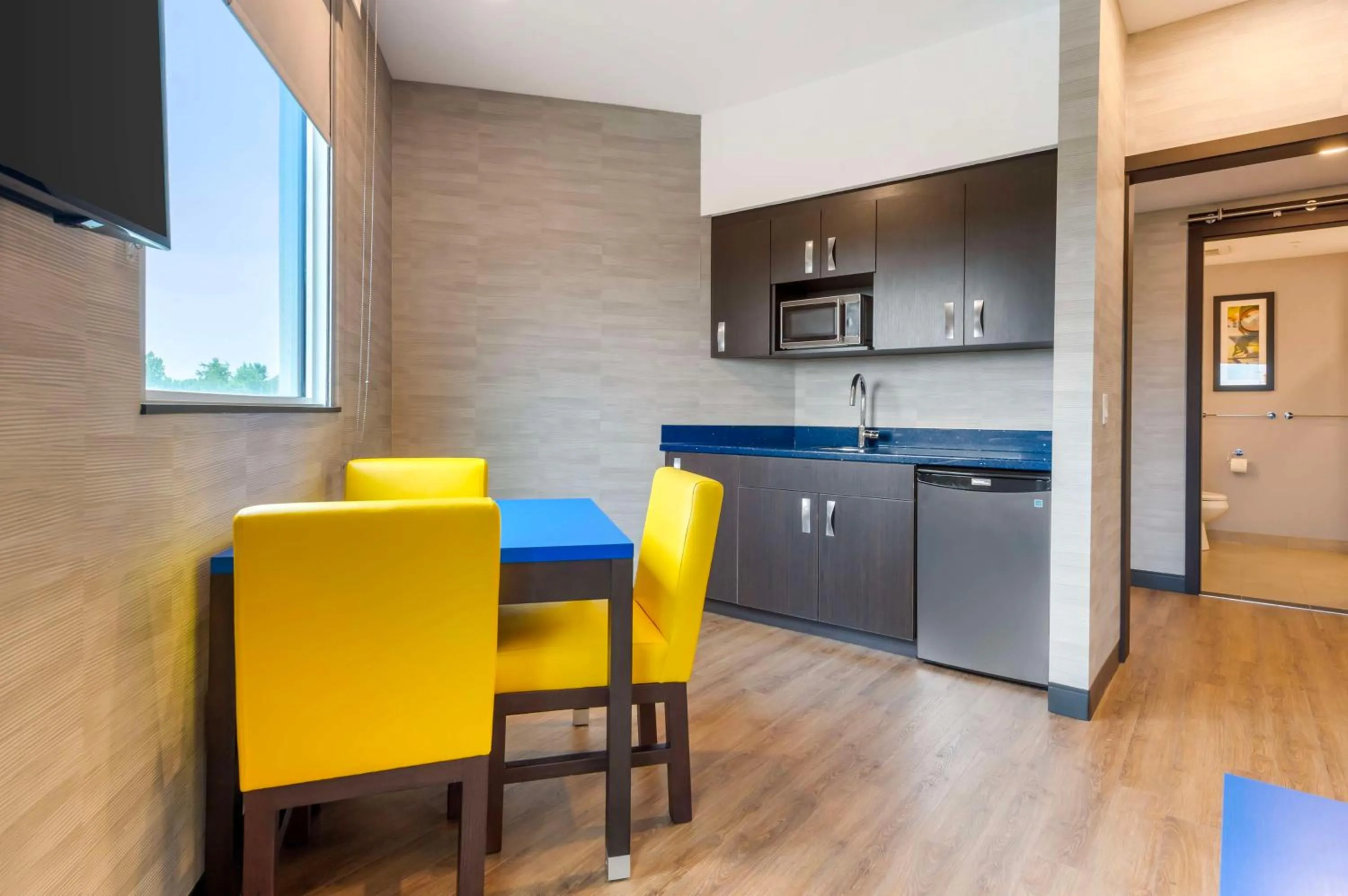 Photo of the whole room in GLō Best Western Kanata Ottawa West