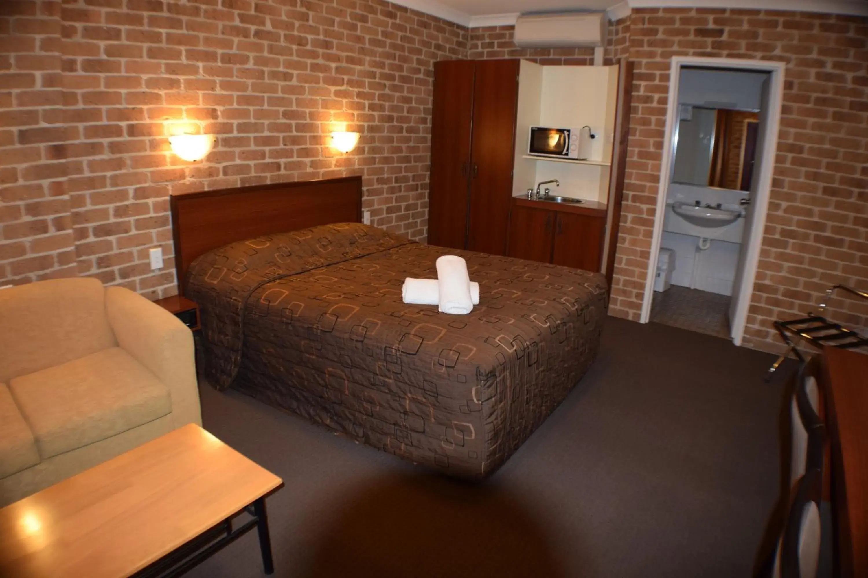 Deluxe Double Room in Acacia Motor Inn Deluxe Double Room in Acacia Motor Inn