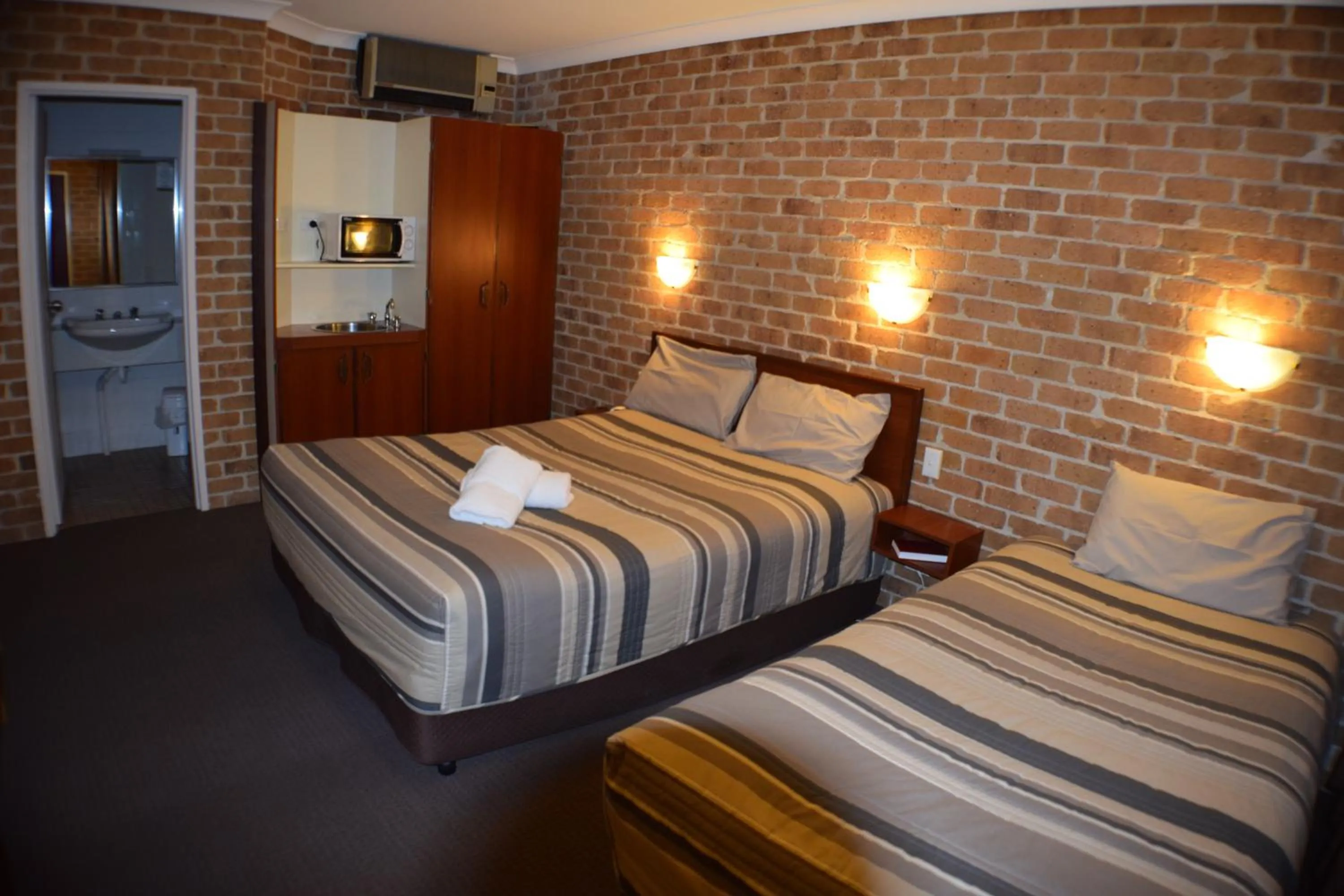 Photo of the whole room, Bed in Acacia Motor Inn