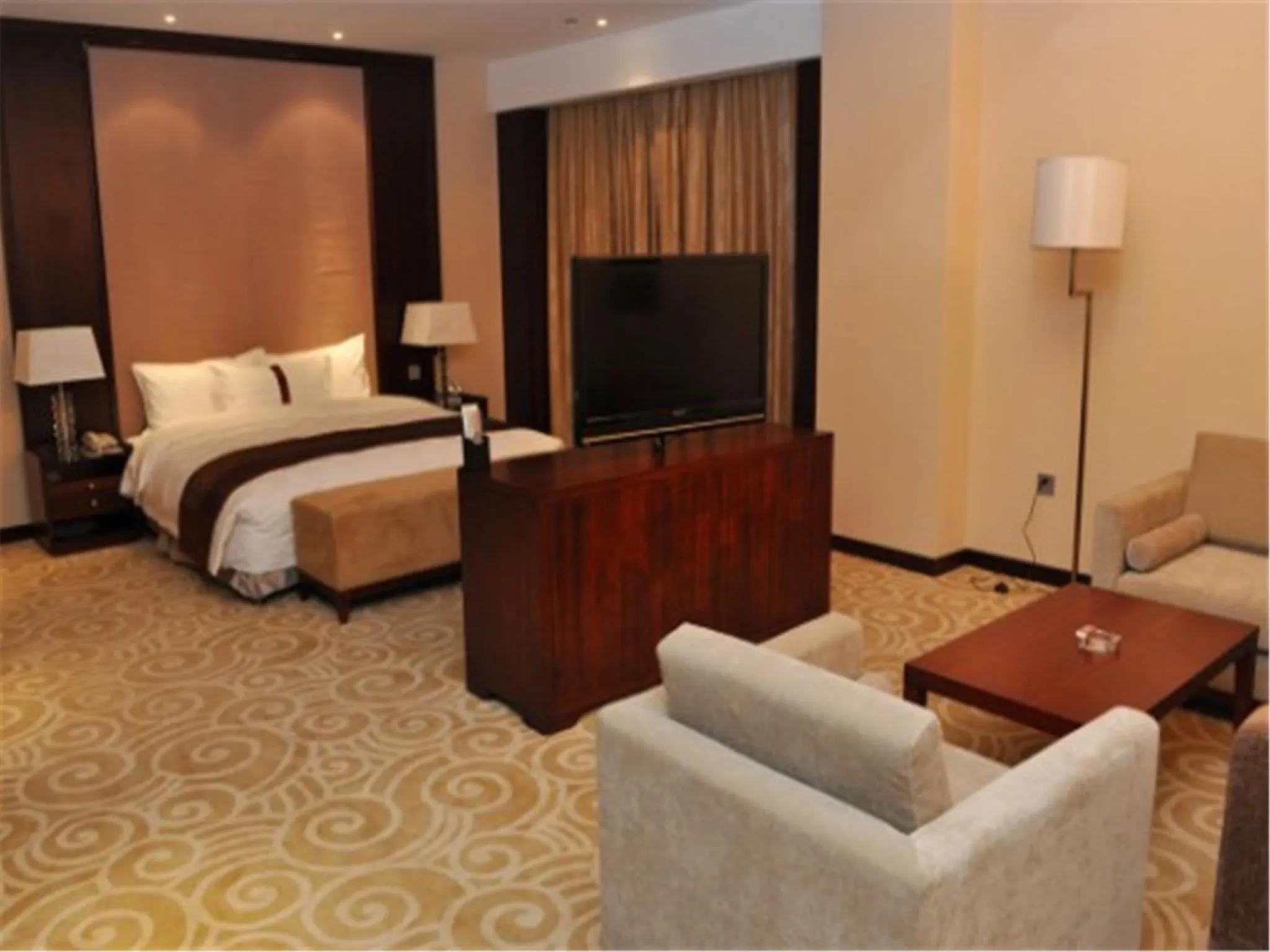 Photo of the whole room, TV/Entertainment Center in Ramada Plaza Shenyang Citycenter
