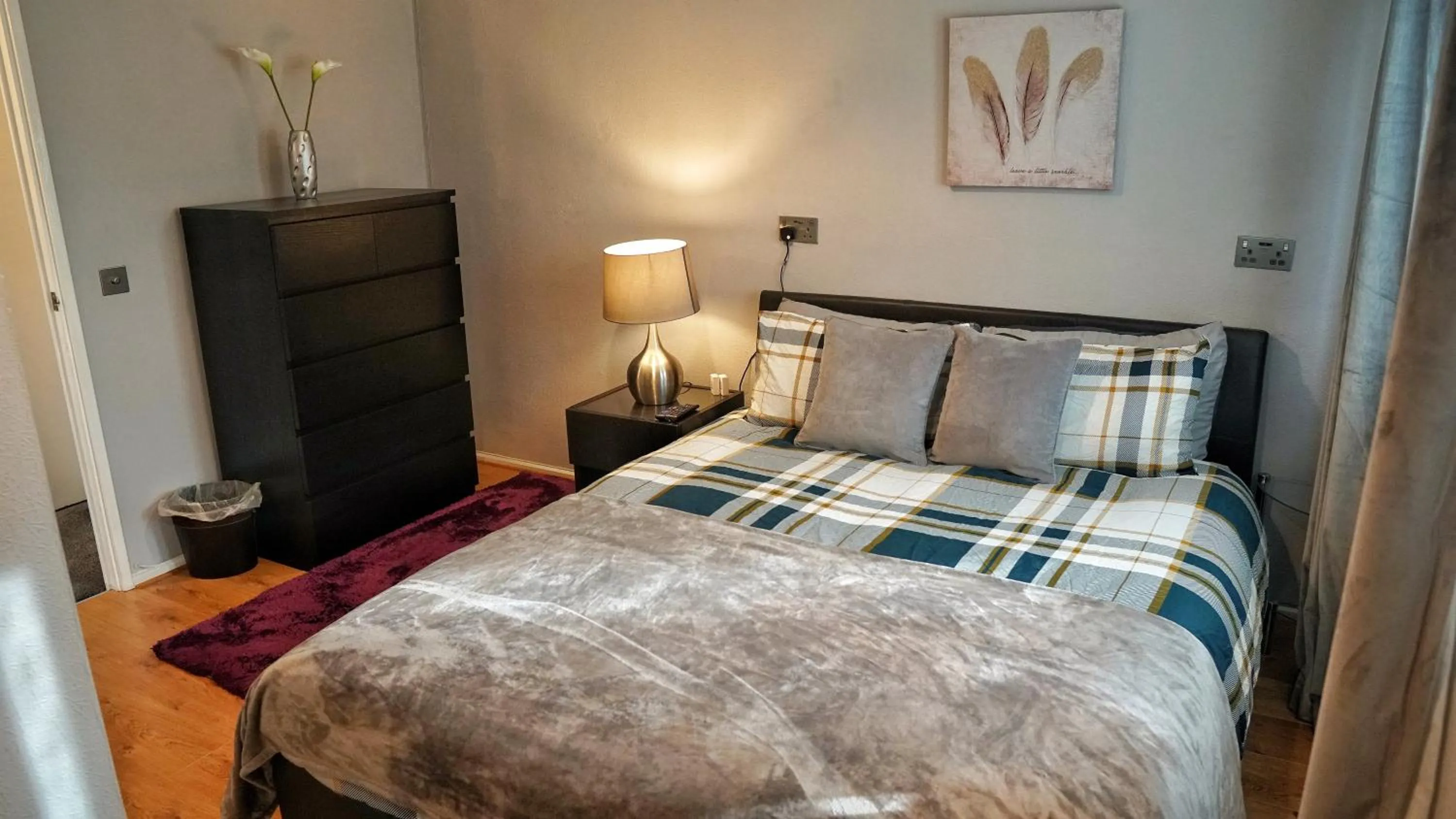 Bed in North London Apartment - Edmonton