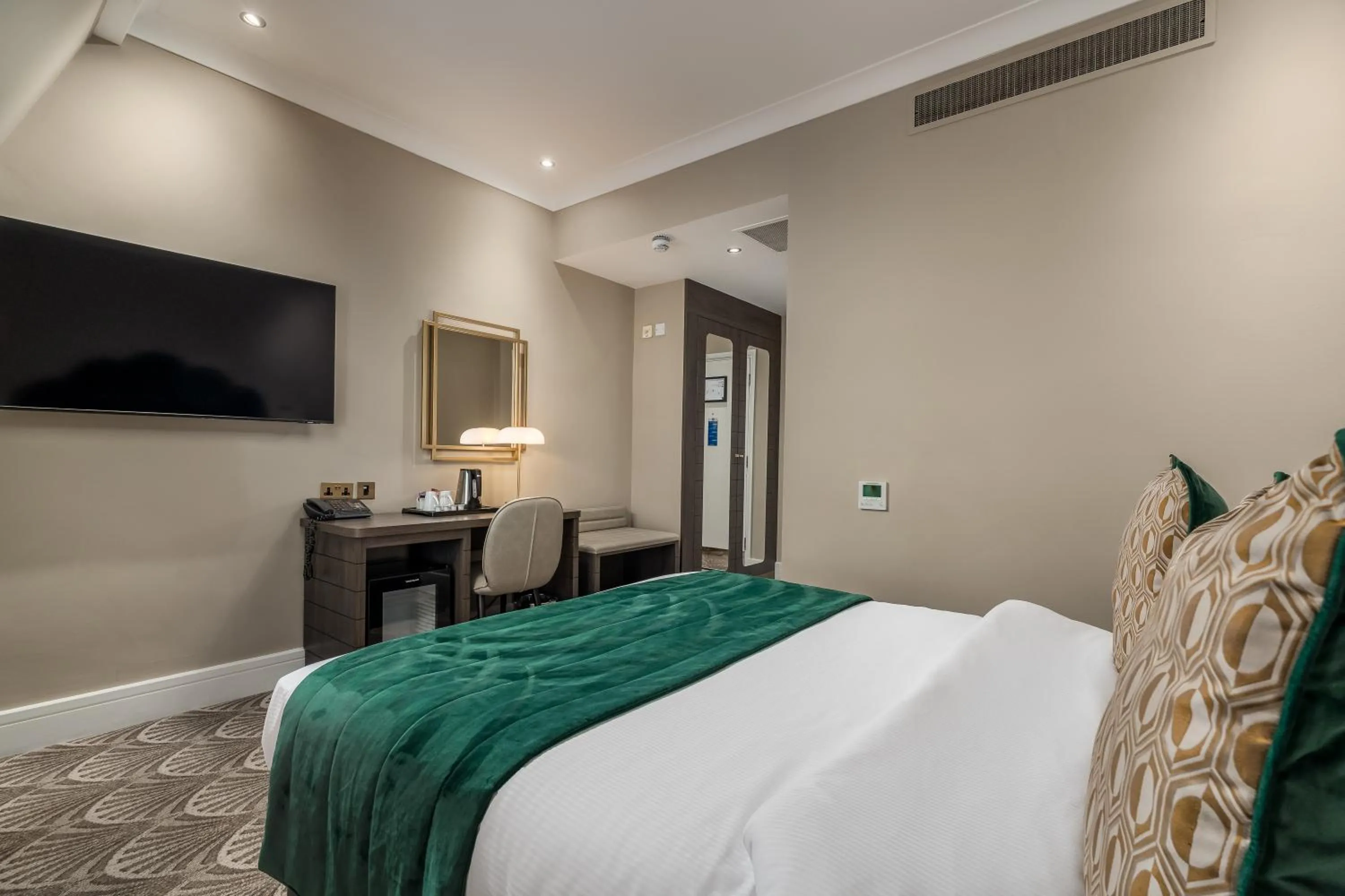 Bedroom, Bed in Washington Mayfair Hotel