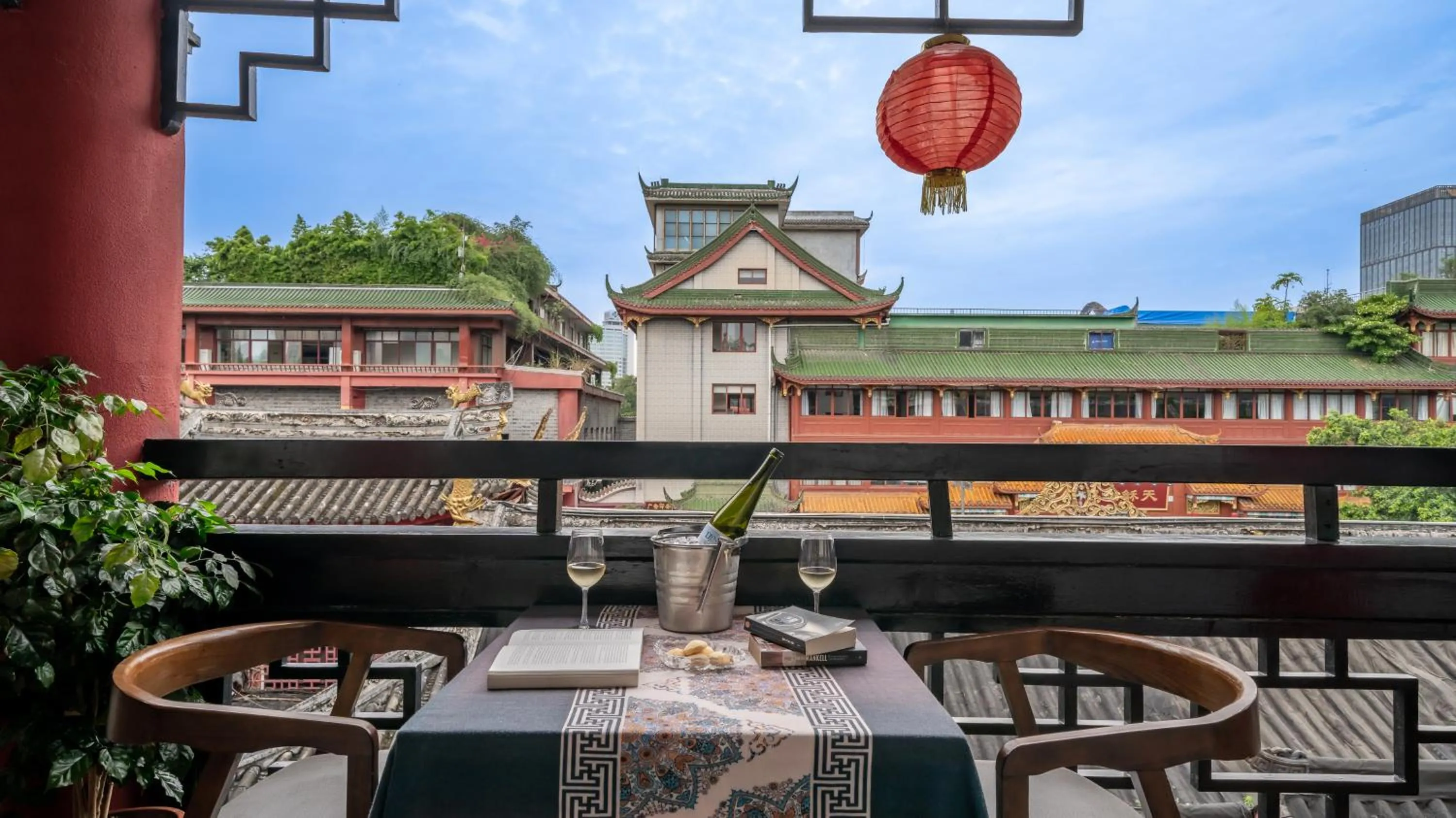 Balcony/Terrace in Wenjun Courtyard Hotel---3mins walk from Tonghuimen metro station ,next to People`s Park, fluent English service ,travel agency