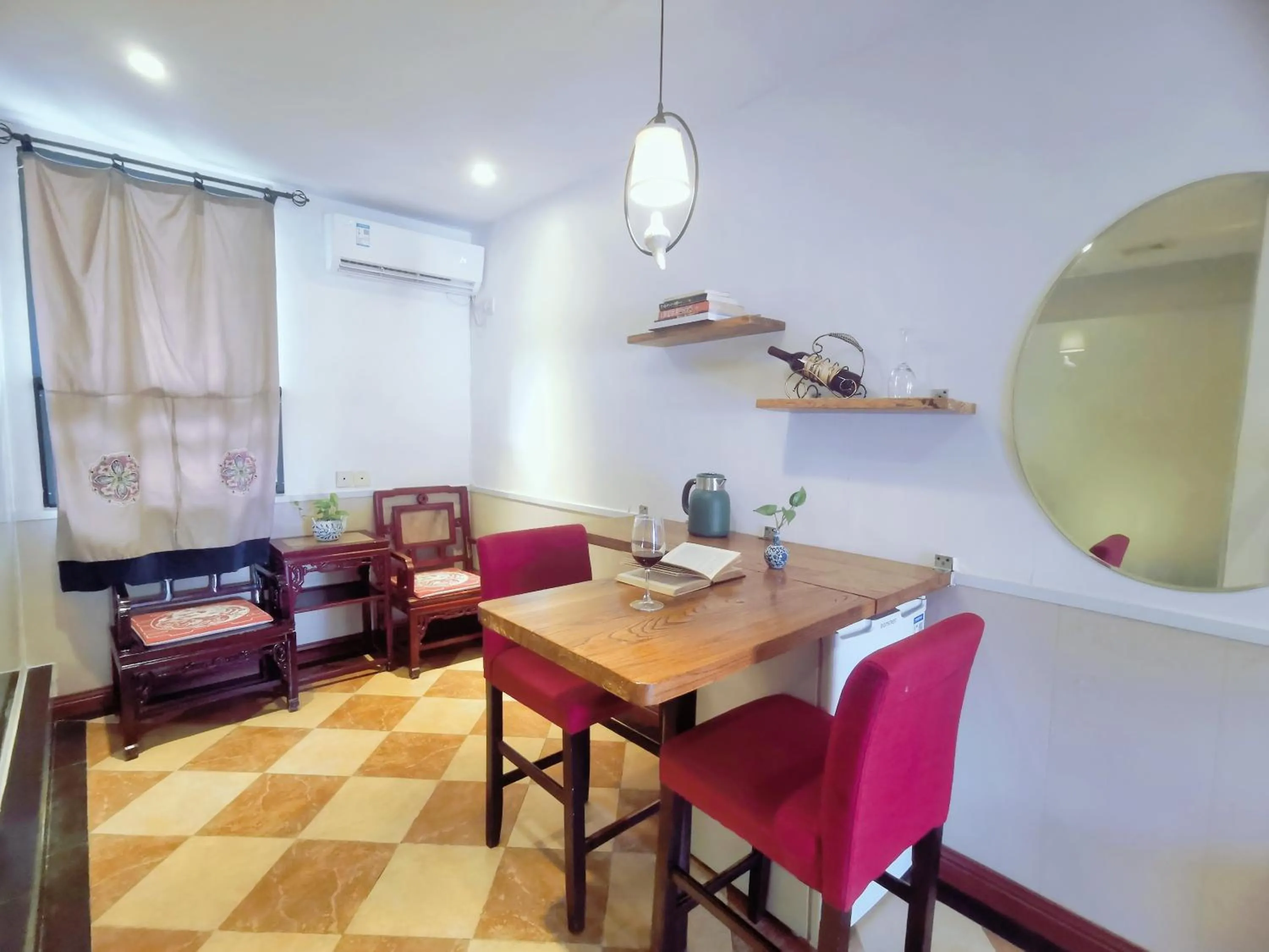 On site in Wenjun Courtyard Hotel---3mins walk from Tonghuimen metro station ,next to People`s Park, fluent English service ,travel agency