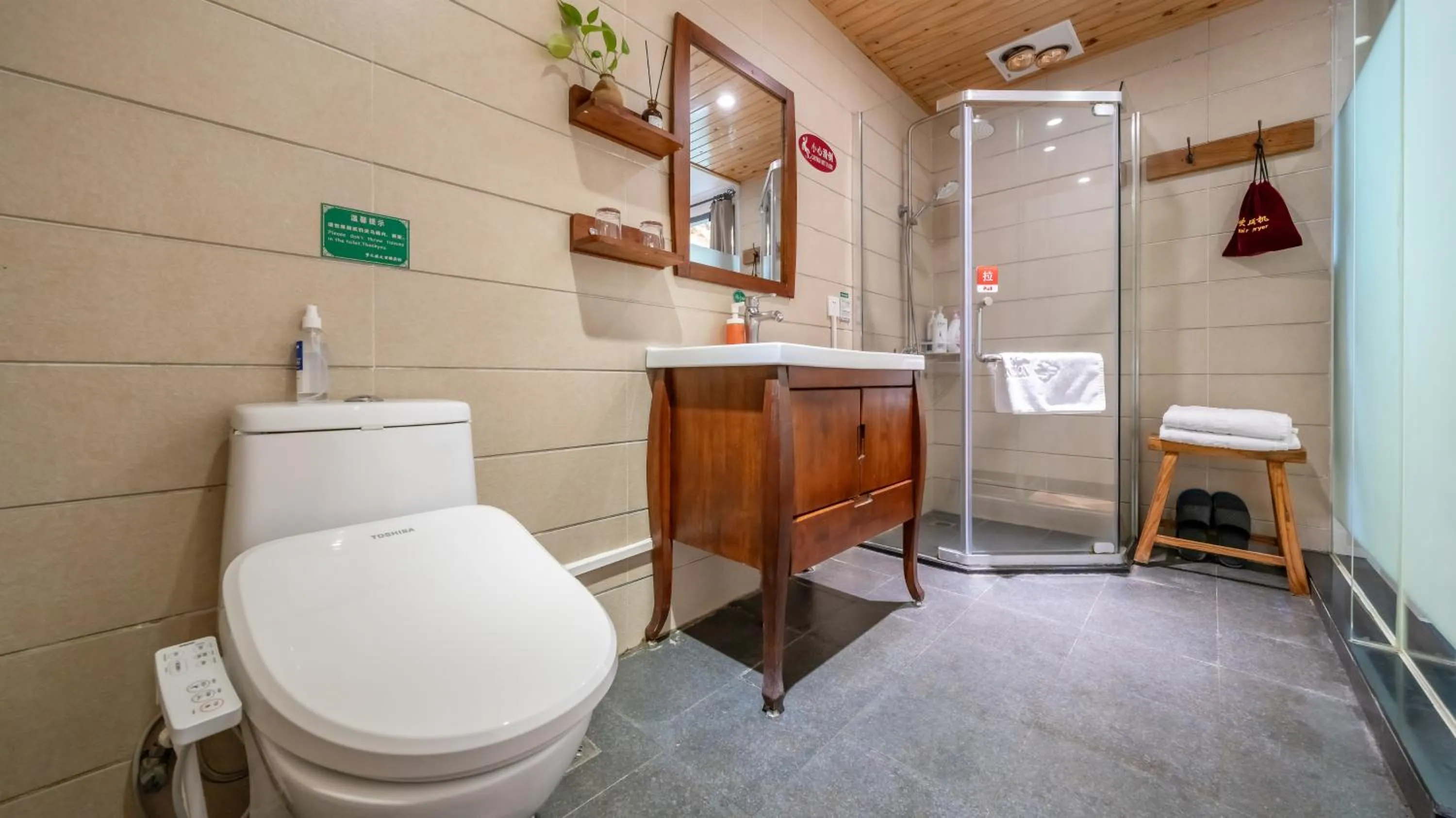 Toilet in Wenjun Courtyard Hotel---3mins walk from Tonghuimen metro station ,next to People`s Park, fluent English service ,travel agency