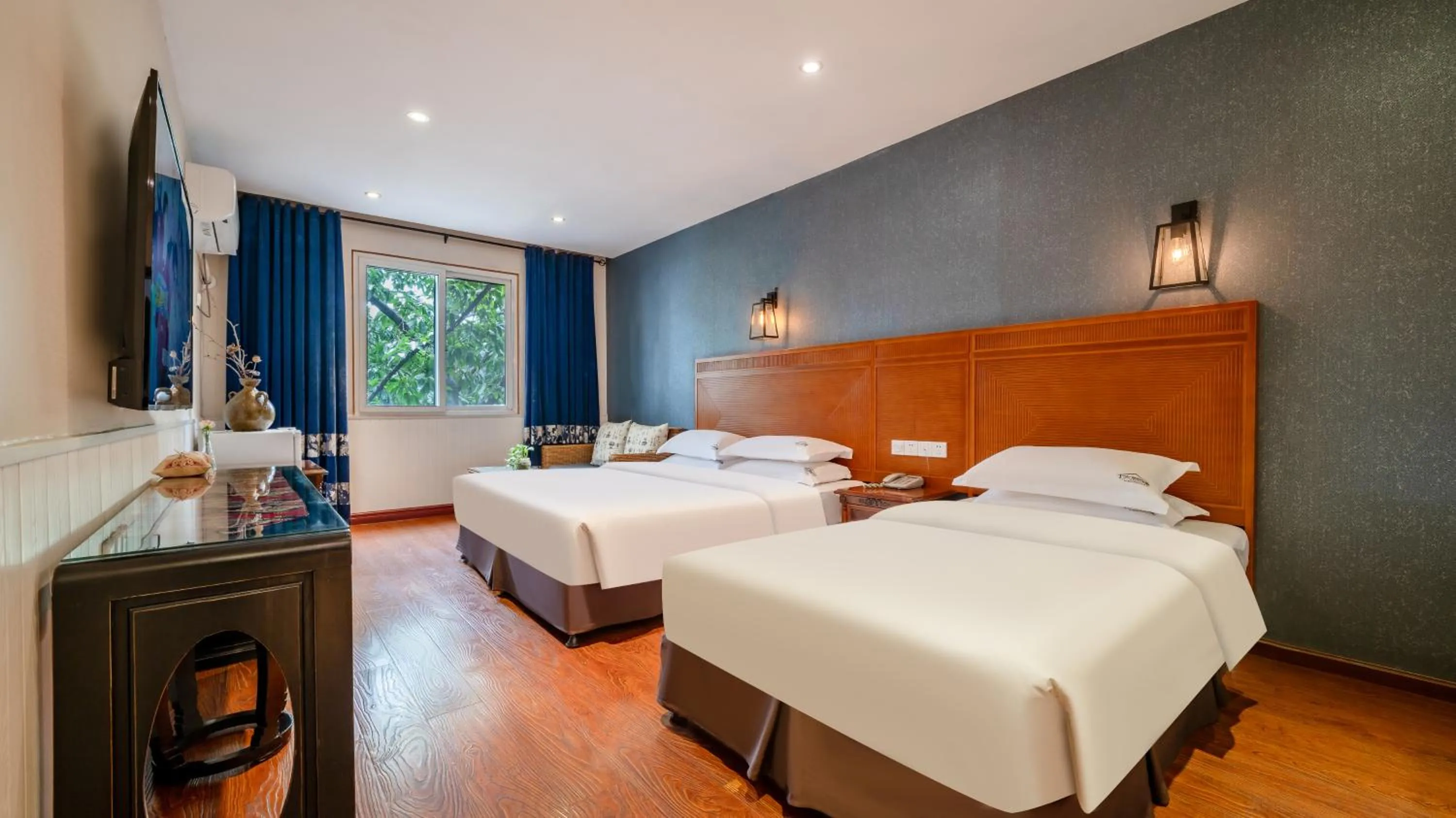 View (from property/room), Bed in Wenjun Courtyard Hotel---3mins walk from Tonghuimen metro station ,next to People`s Park, fluent English service ,travel agency