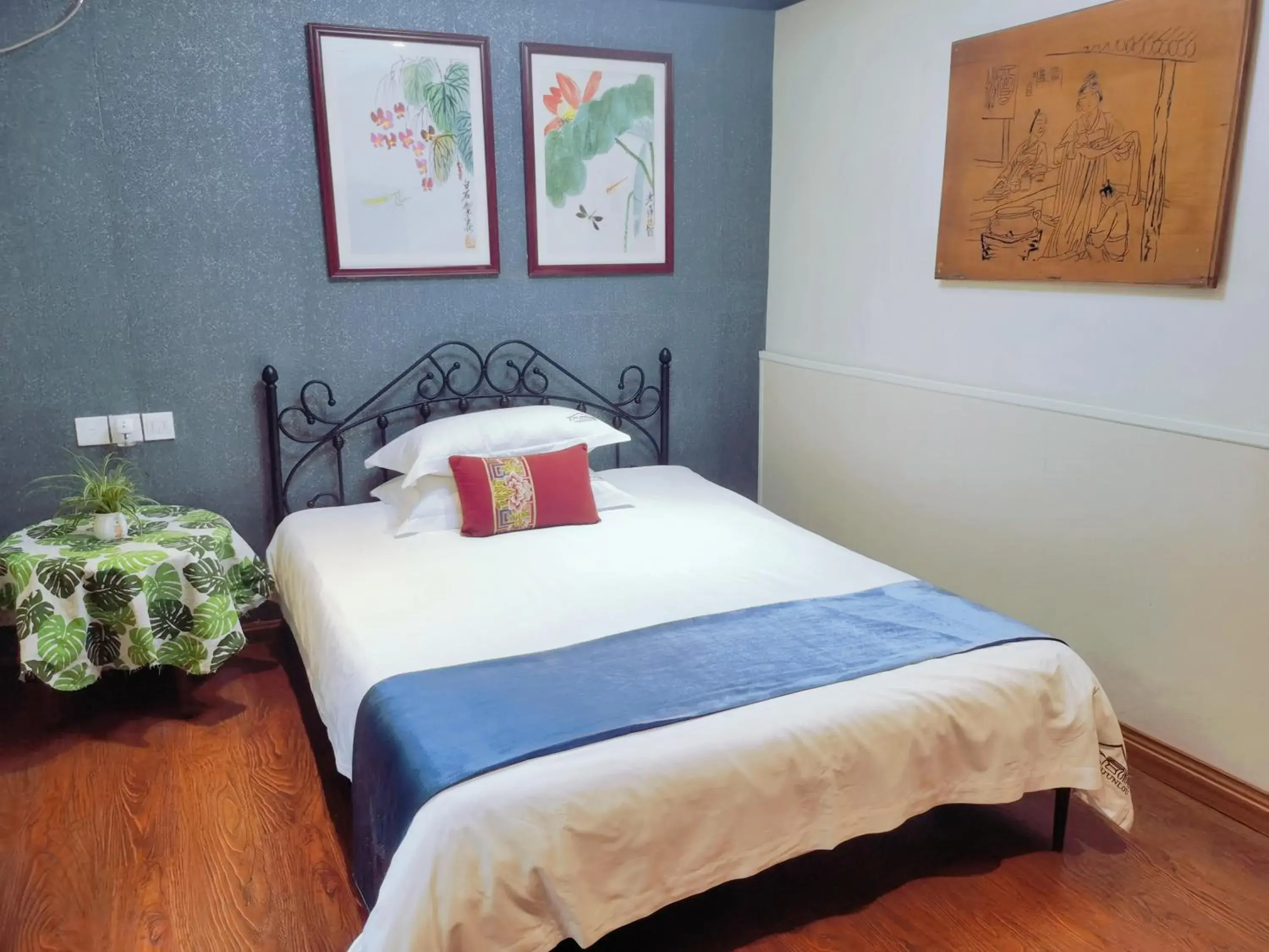 Budget Double Room Corner Room in Wenjun Courtyard Hotel---3mins walk from Tonghuimen metro station ,next to People`s Park, fluent English service ,travel agency Budget Double Room Corner Room in Wenjun Courtyard Hotel---3mins walk from Tonghuimen metro station ,next to People`s Park, fluent English service ,travel agency