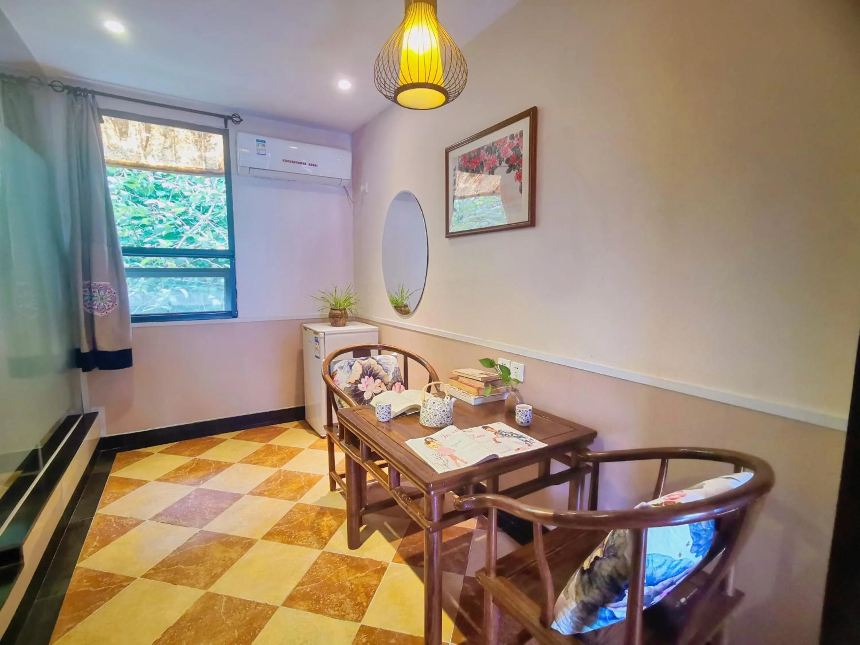 On site in Wenjun Courtyard Hotel---3mins walk from Tonghuimen metro station ,next to People`s Park, fluent English service ,travel agency