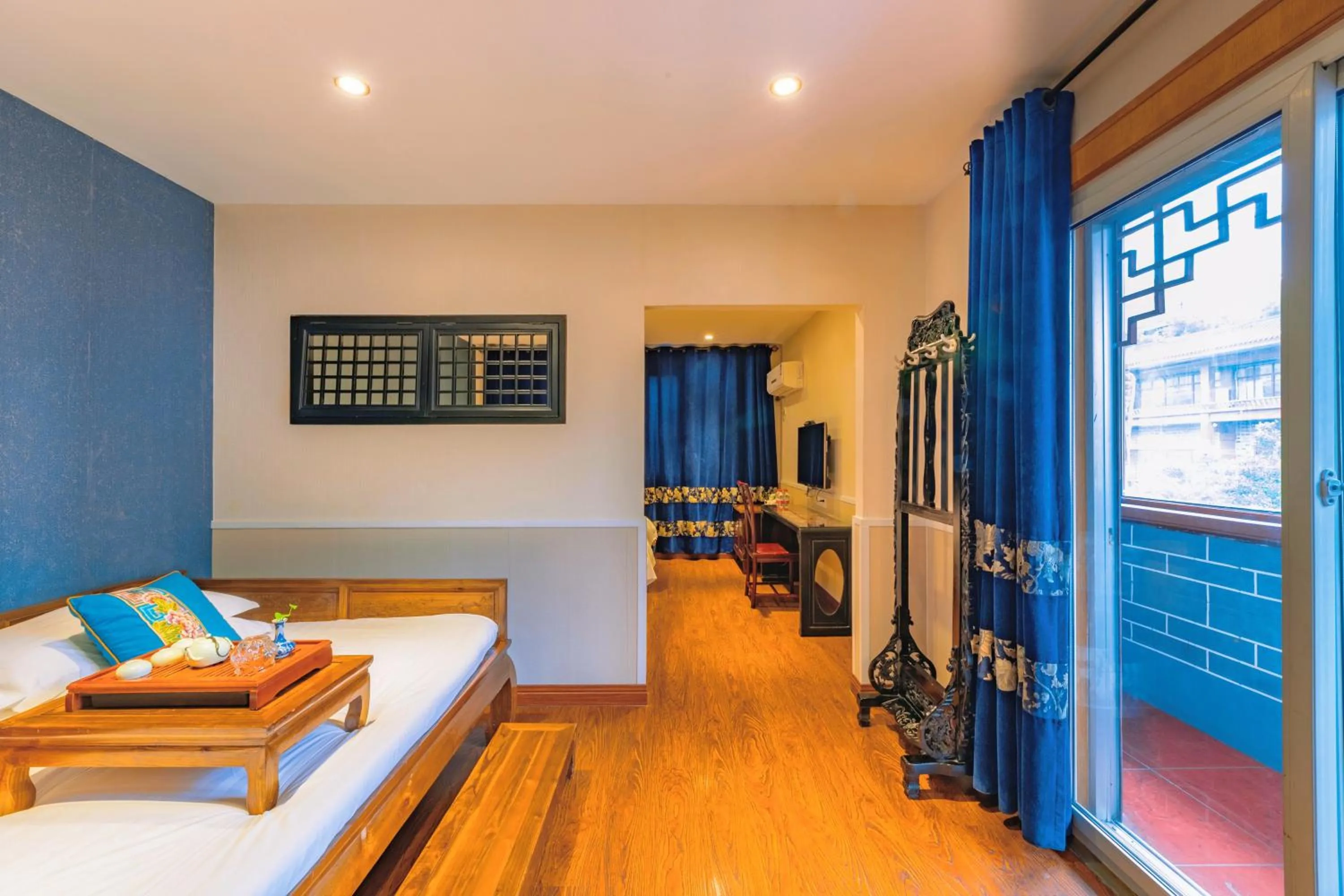 Bedroom, Bed in Wenjun Courtyard Hotel---3mins walk from Tonghuimen metro station ,next to People`s Park, fluent English service ,travel agency