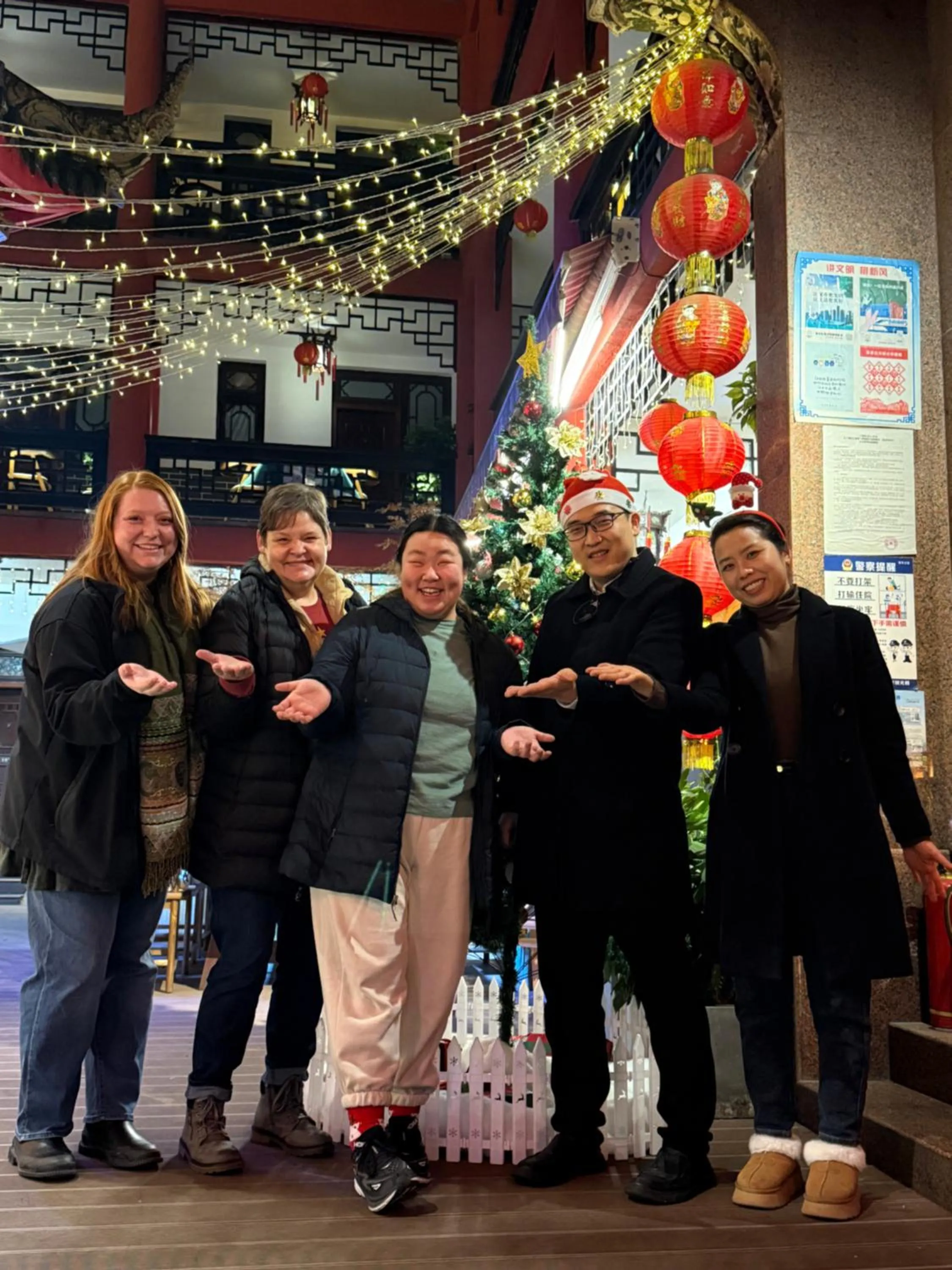 Activities in Wenjun Courtyard Hotel---3mins walk from Tonghuimen metro station ,next to People`s Park, fluent English service ,travel agency