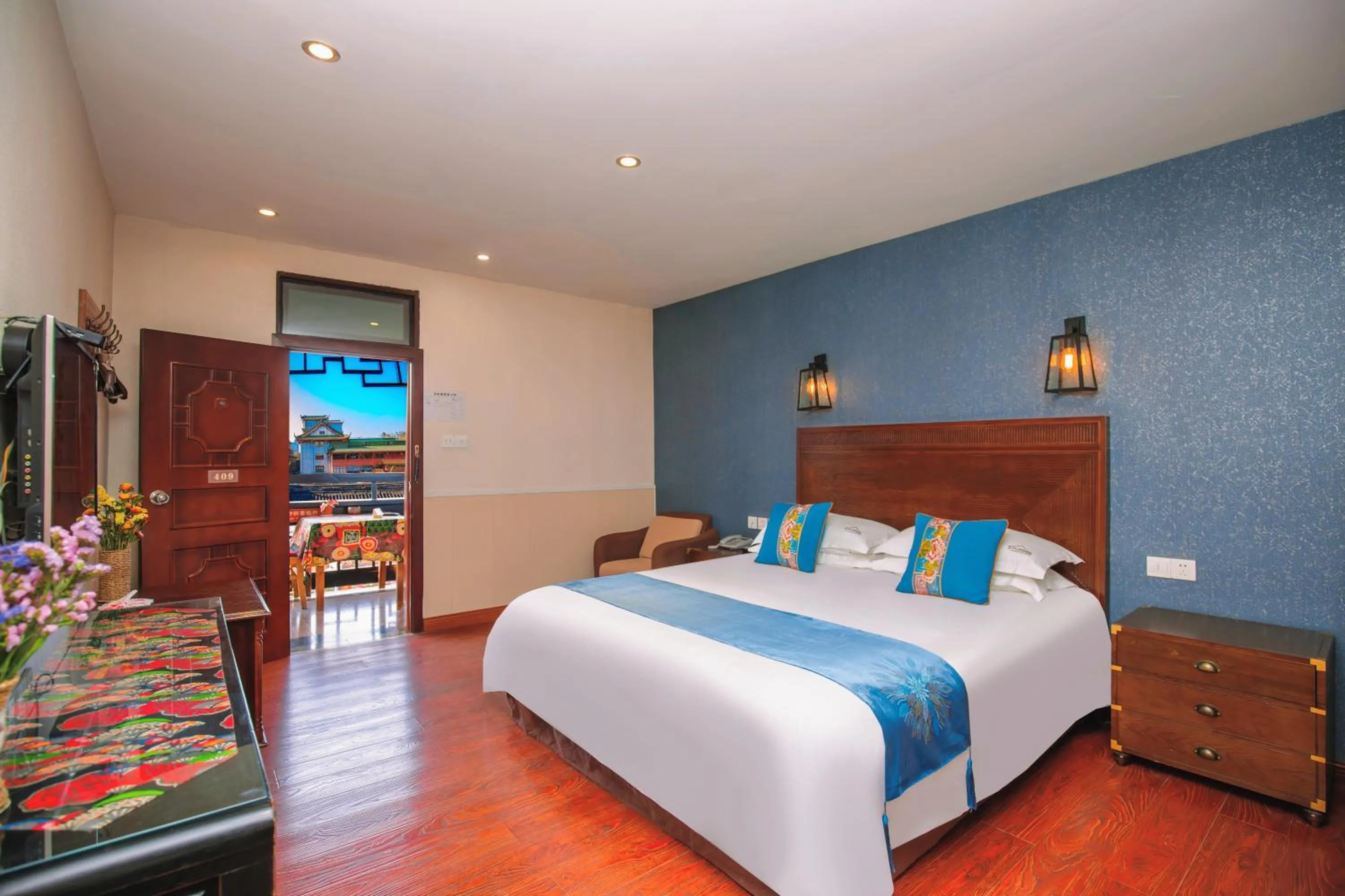 Bedroom, Bed in Wenjun Courtyard Hotel---3mins walk from Tonghuimen metro station ,next to People`s Park, fluent English service ,travel agency