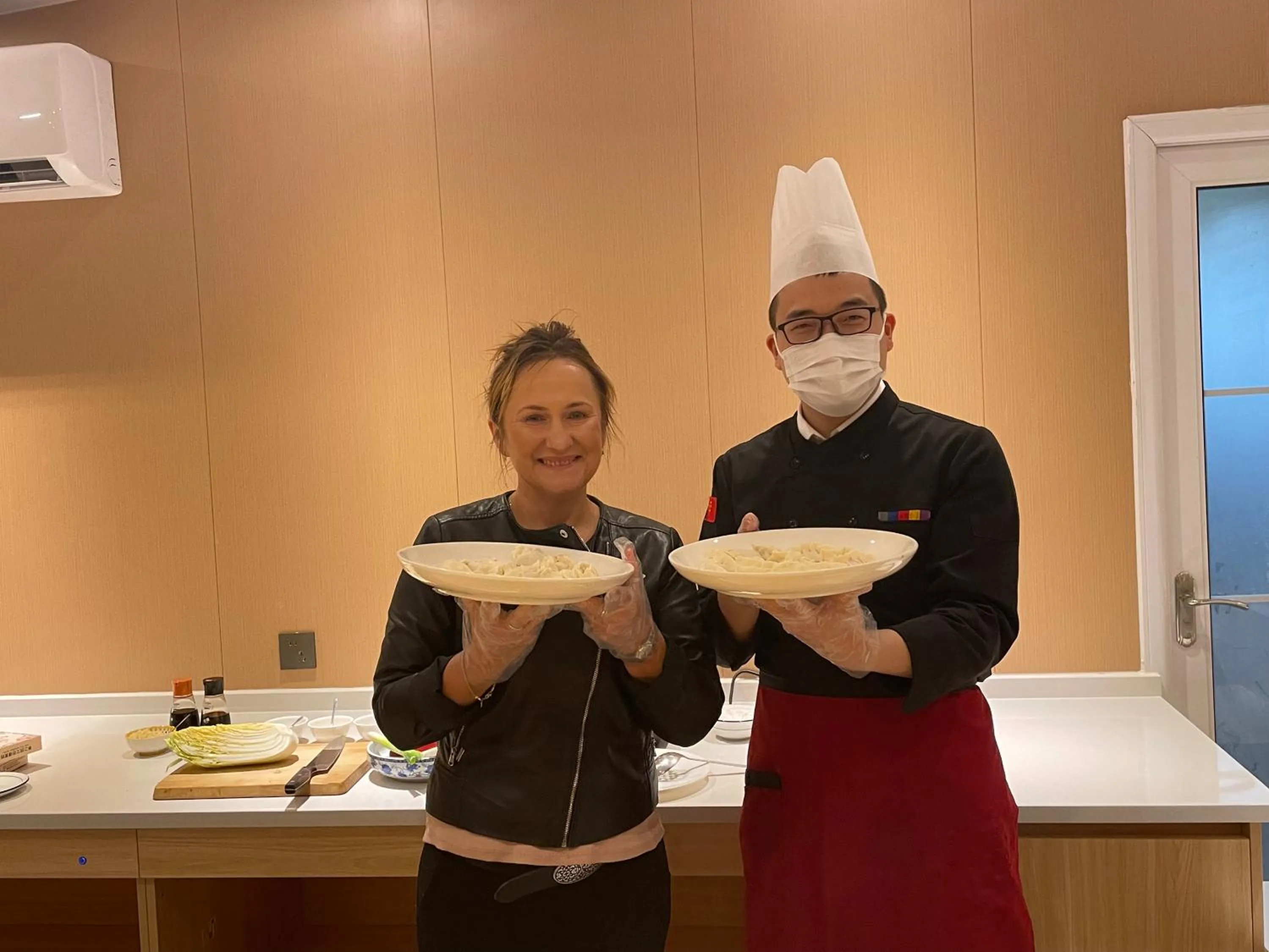 People in Wenjun Courtyard Hotel---3mins walk from Tonghuimen metro station ,next to People`s Park, fluent English service ,travel agency