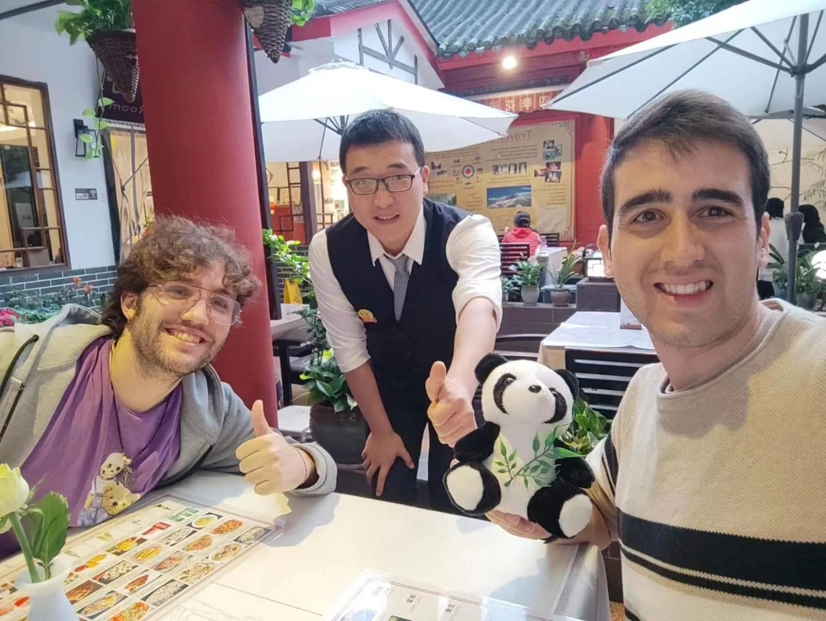 People in Wenjun Courtyard Hotel---3mins walk from Tonghuimen metro station ,next to People`s Park, fluent English service ,travel agency