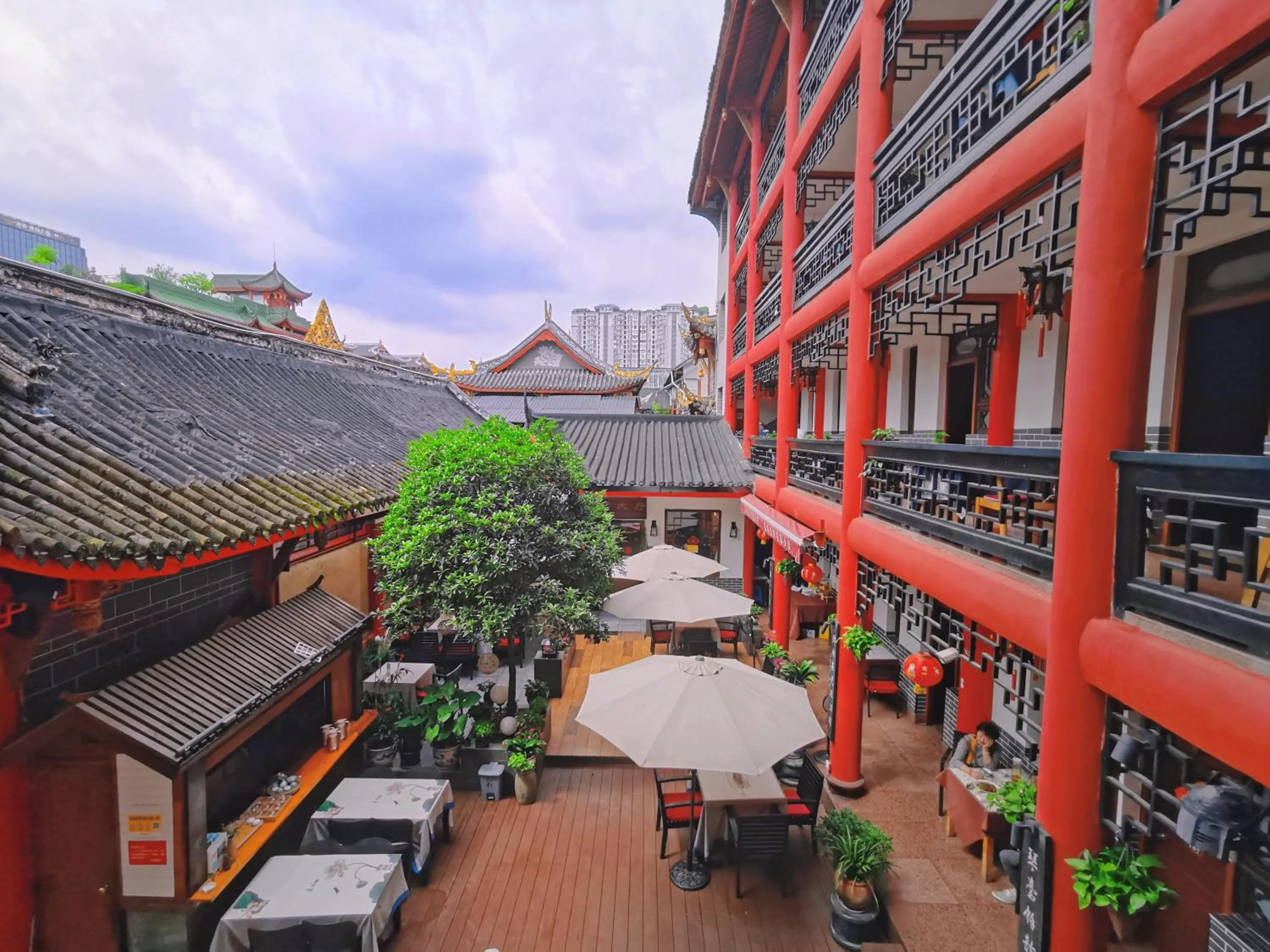 Property building in Wenjun Courtyard Hotel---3mins walk from Tonghuimen metro station ,next to People`s Park, fluent English service ,travel agency