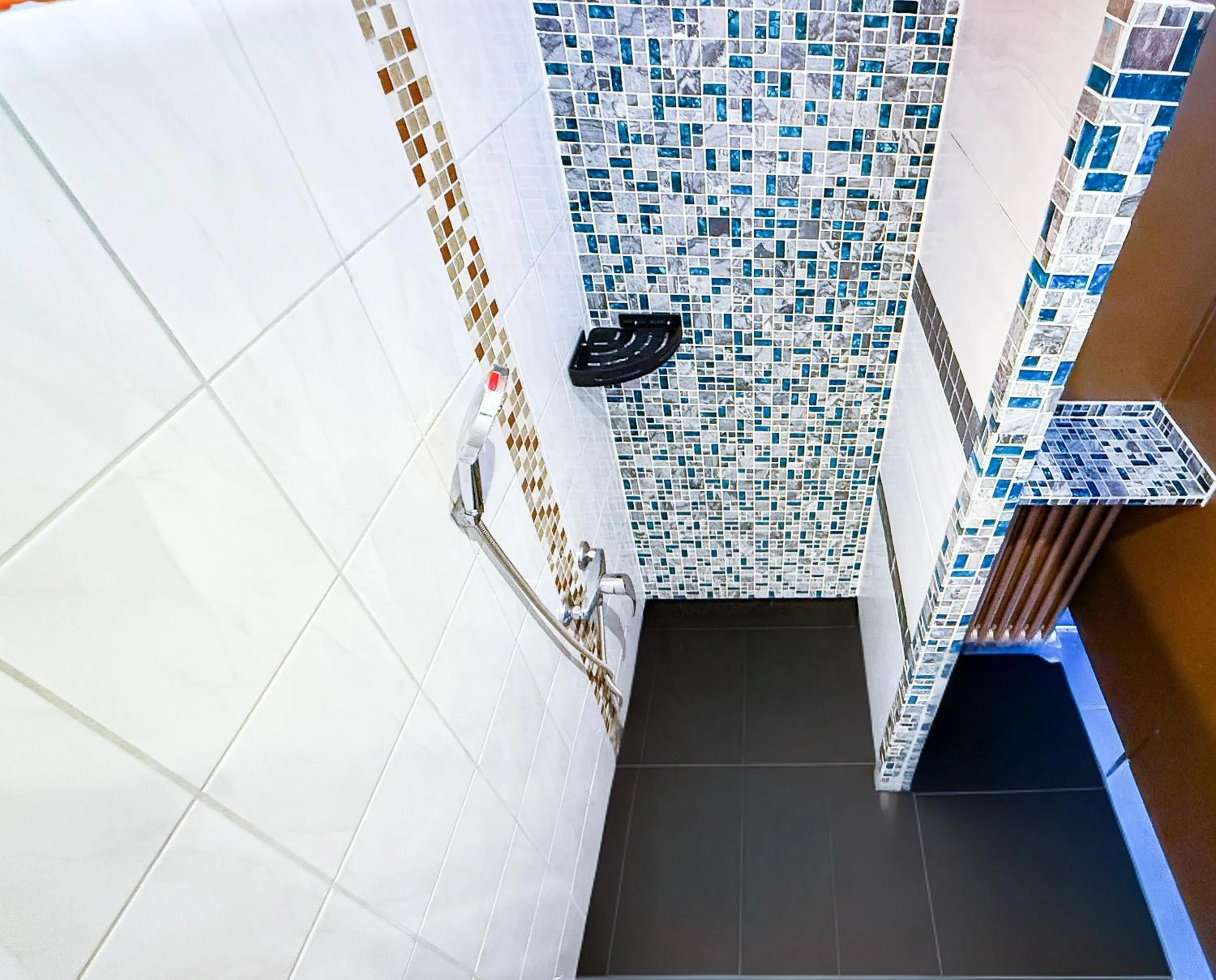 Shower in EASY Lodges Berlin