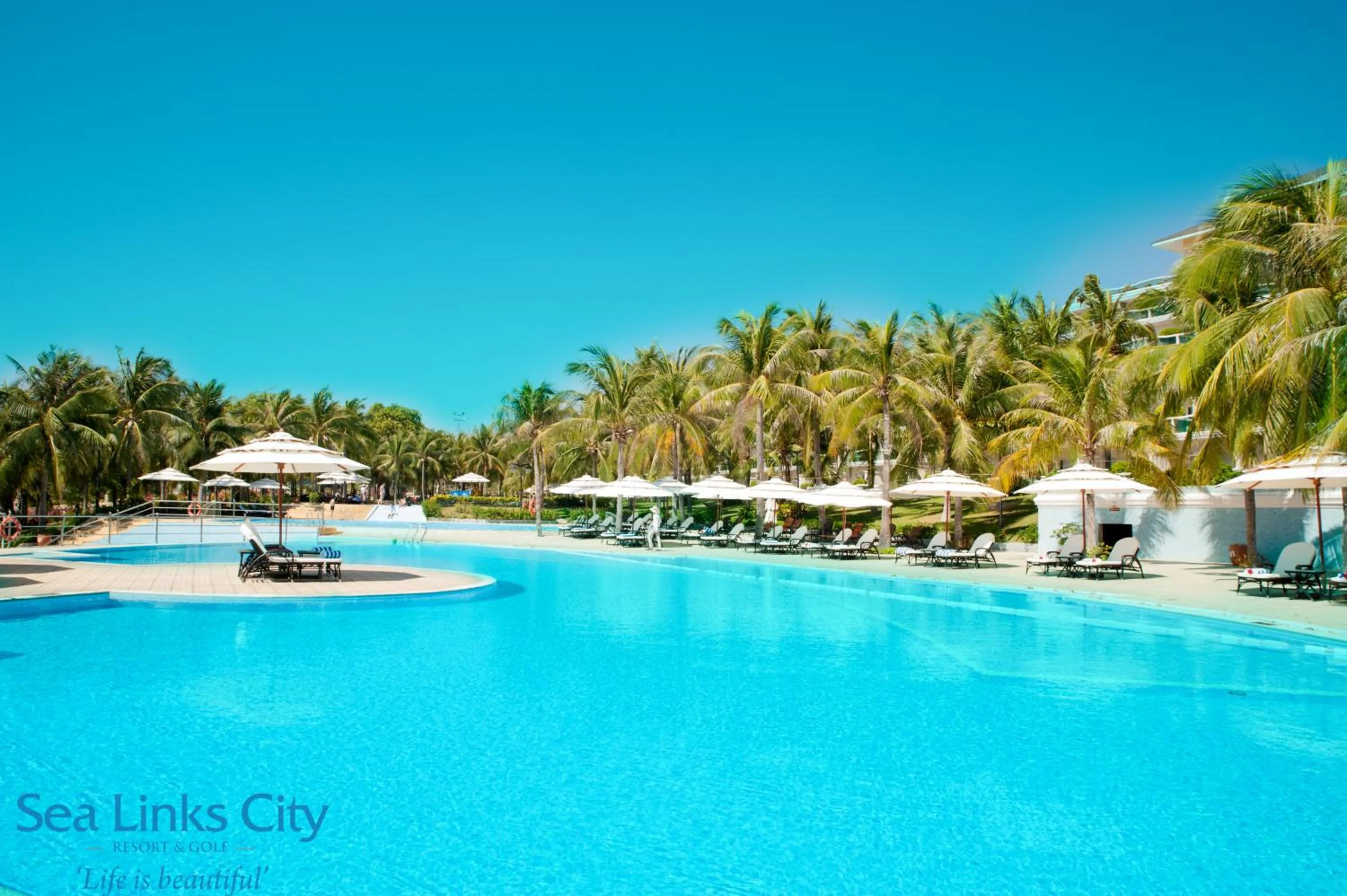 Swimming pool in Sea Links Beach Villa