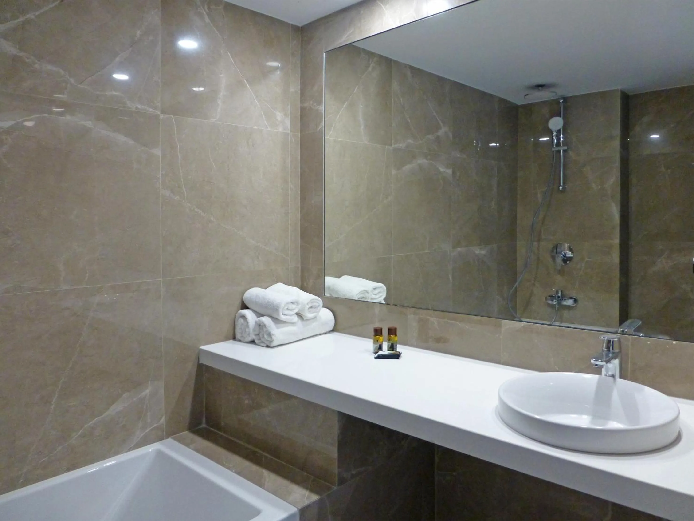 Bathroom in Sunrise Oasis Hotel & Waterpark