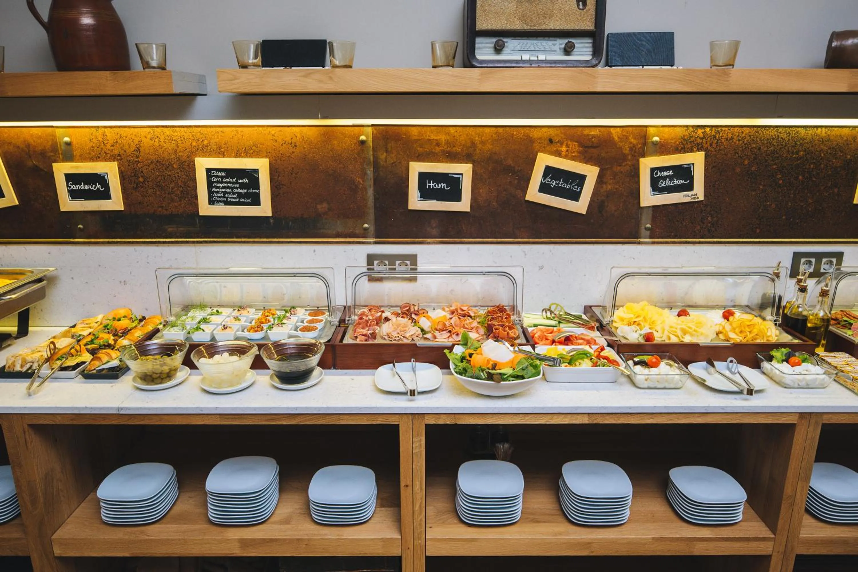 Restaurant/places to eat in Hotel Zenit Budapest Palace