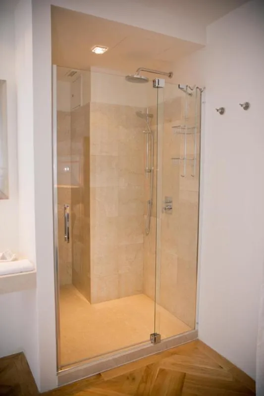 Shower in Jungmann Hotel