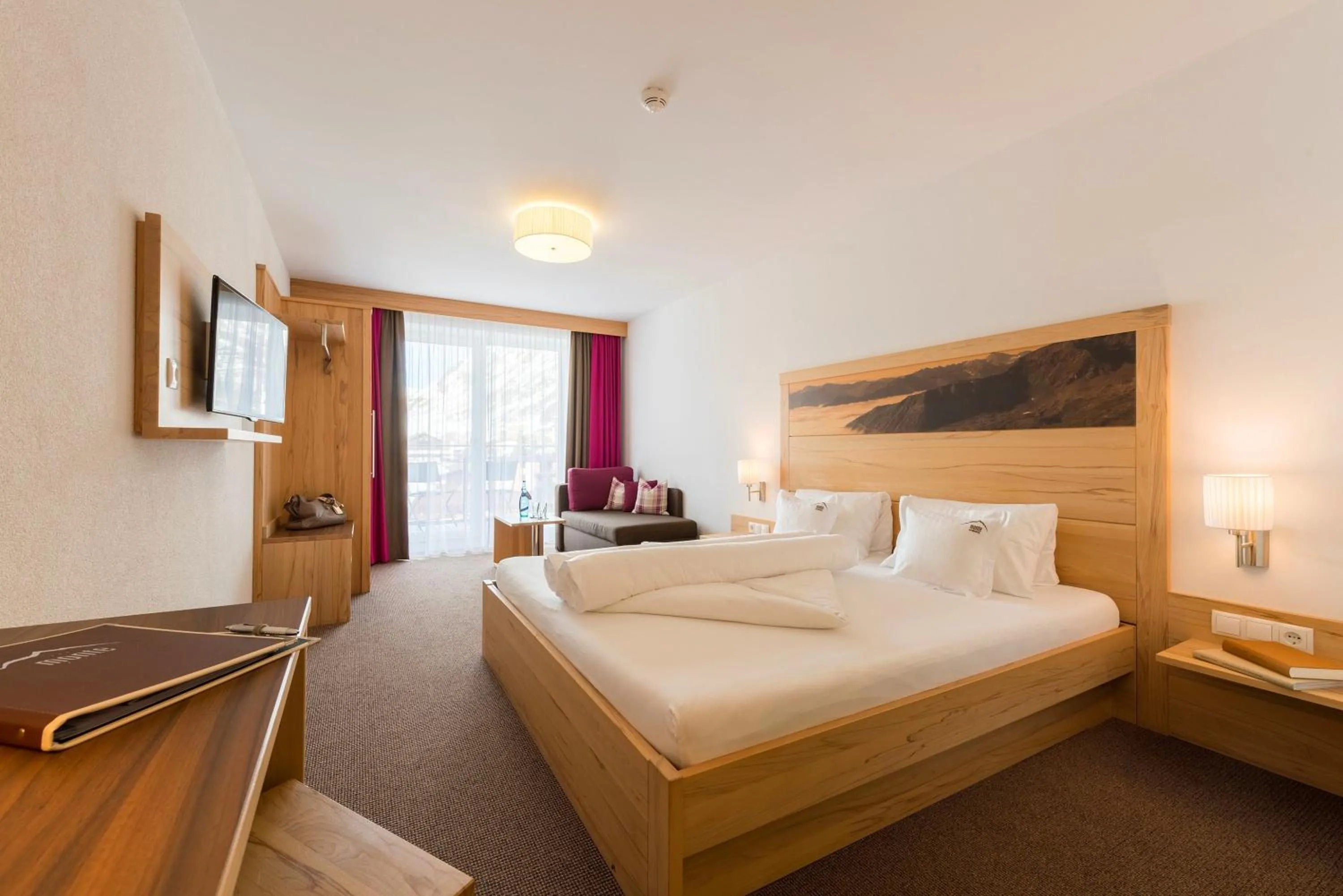 Balcony/Terrace, Bed in Alpinhotel Monte Superior - Silvretta Card Premium Betrieb