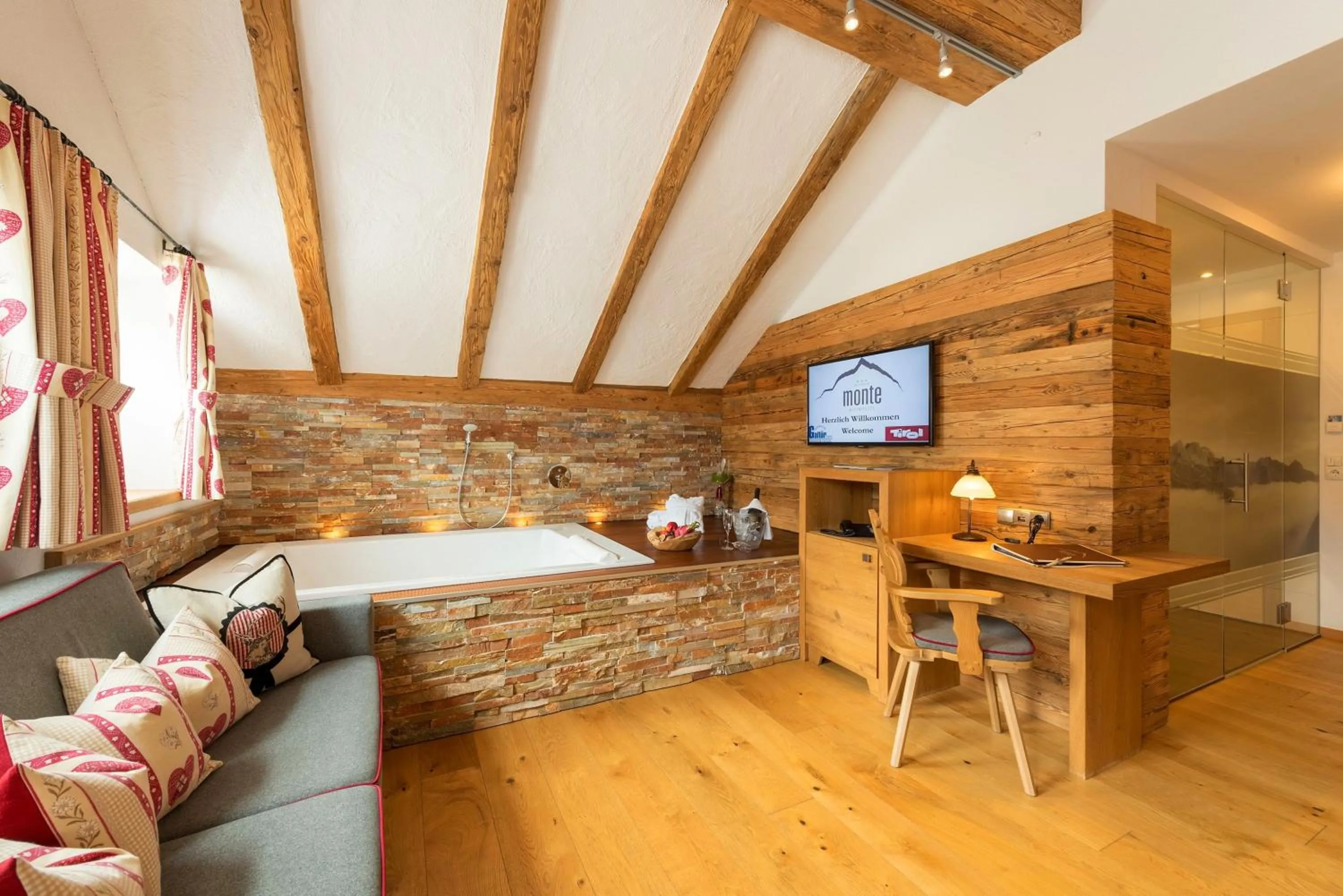Living room, Bed in Alpinhotel Monte Superior - Silvretta Card Premium Betrieb
