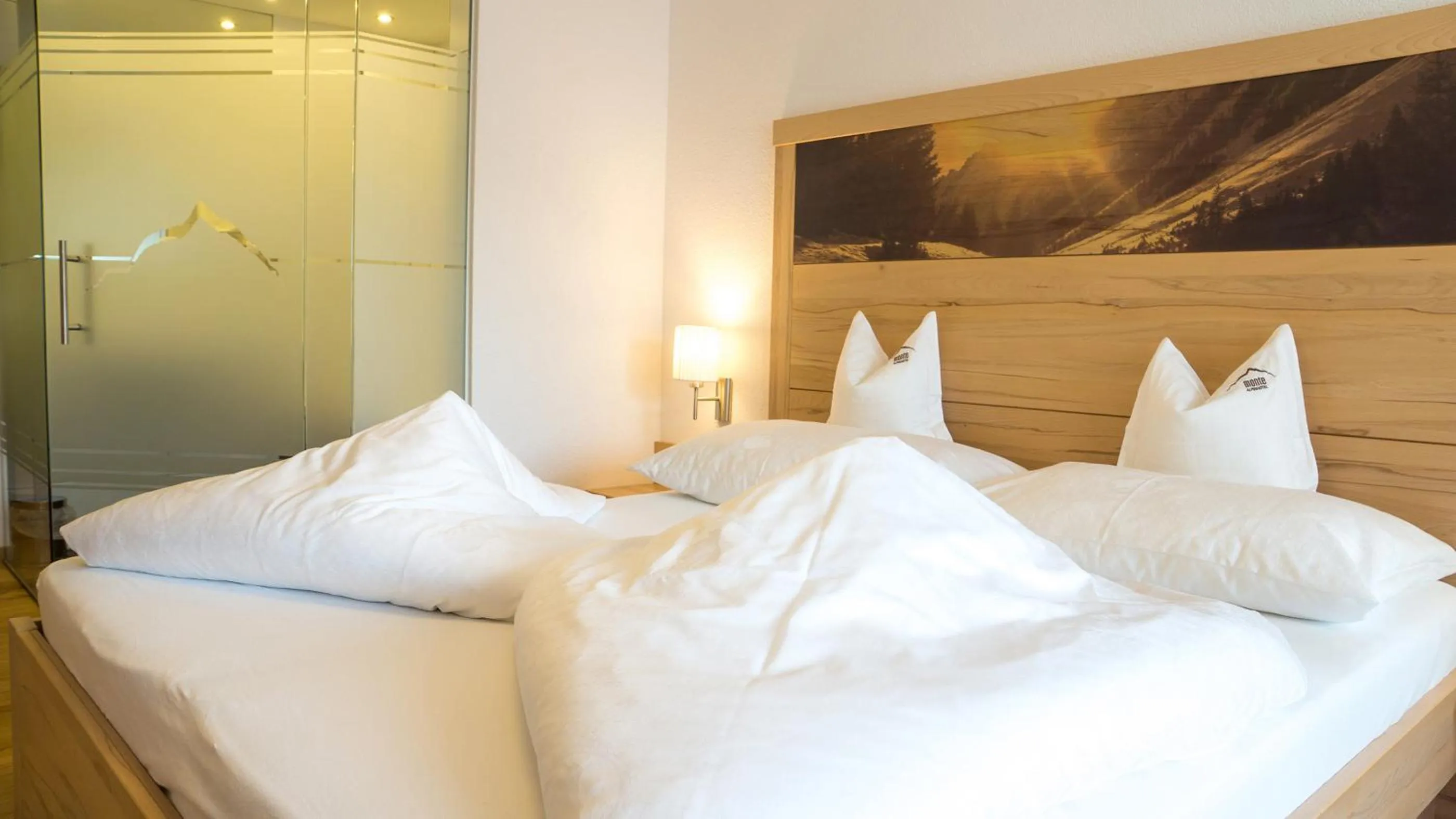 Bed in Alpinhotel Monte Superior - Silvretta Card Premium Betrieb