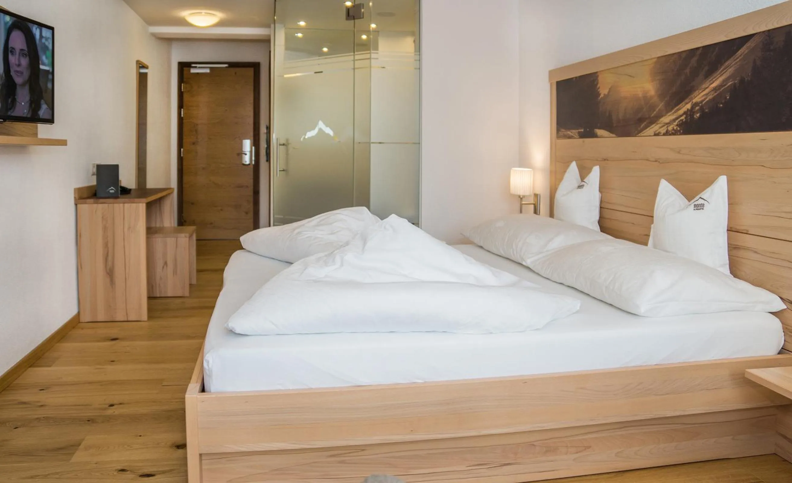 Bed in Alpinhotel Monte Superior - Silvretta Card Premium Betrieb
