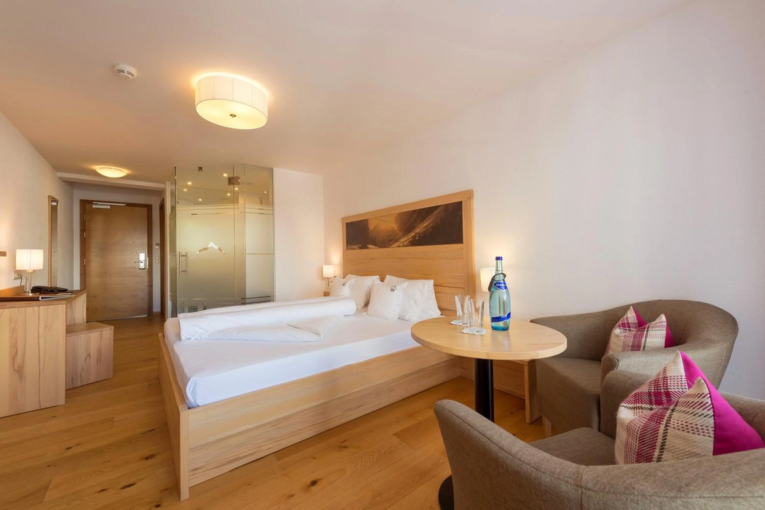 Seating area, Bed in Alpinhotel Monte Superior - Silvretta Card Premium Betrieb