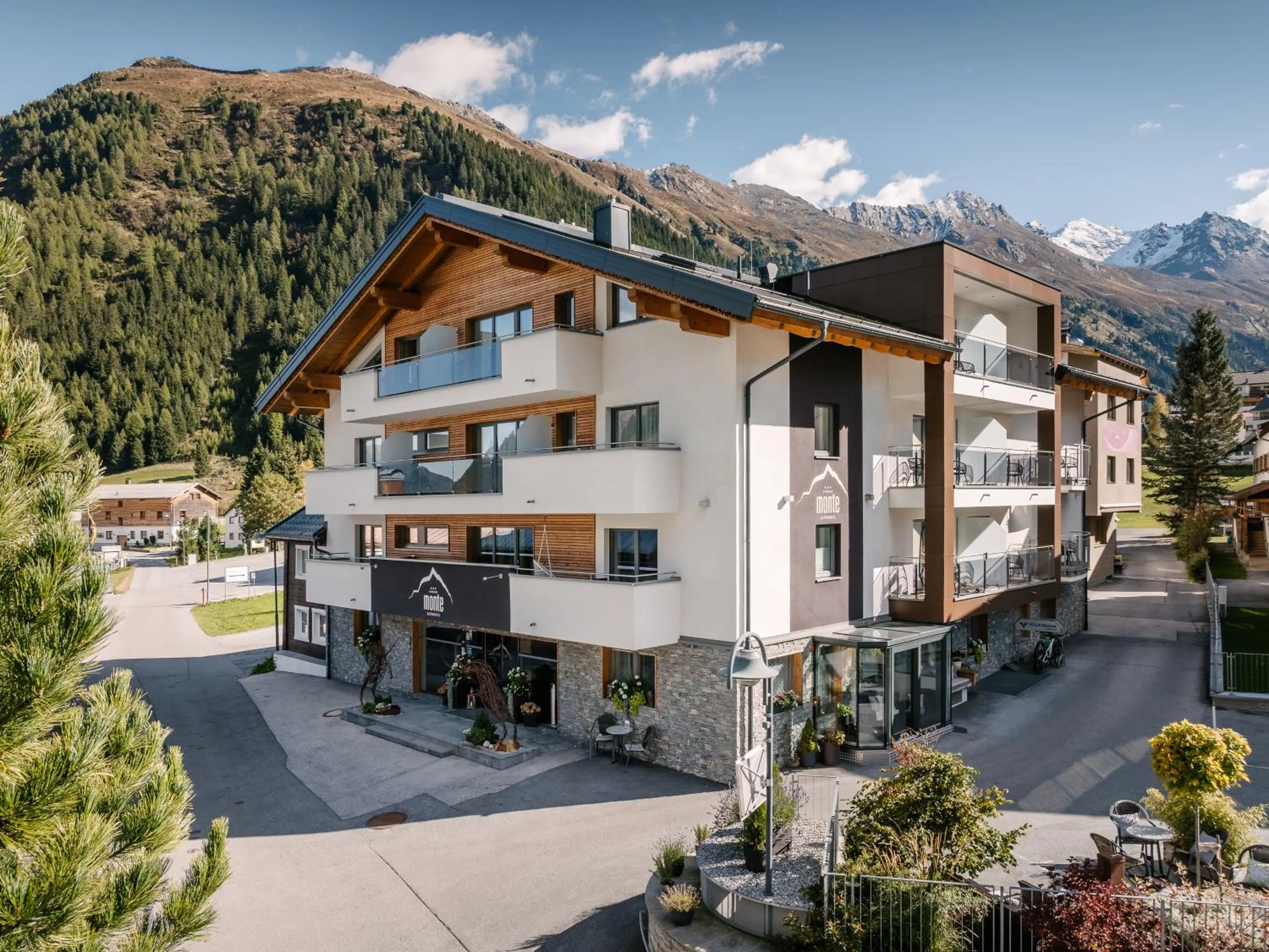 Property building in Alpinhotel Monte Superior - Silvretta Card Premium Betrieb