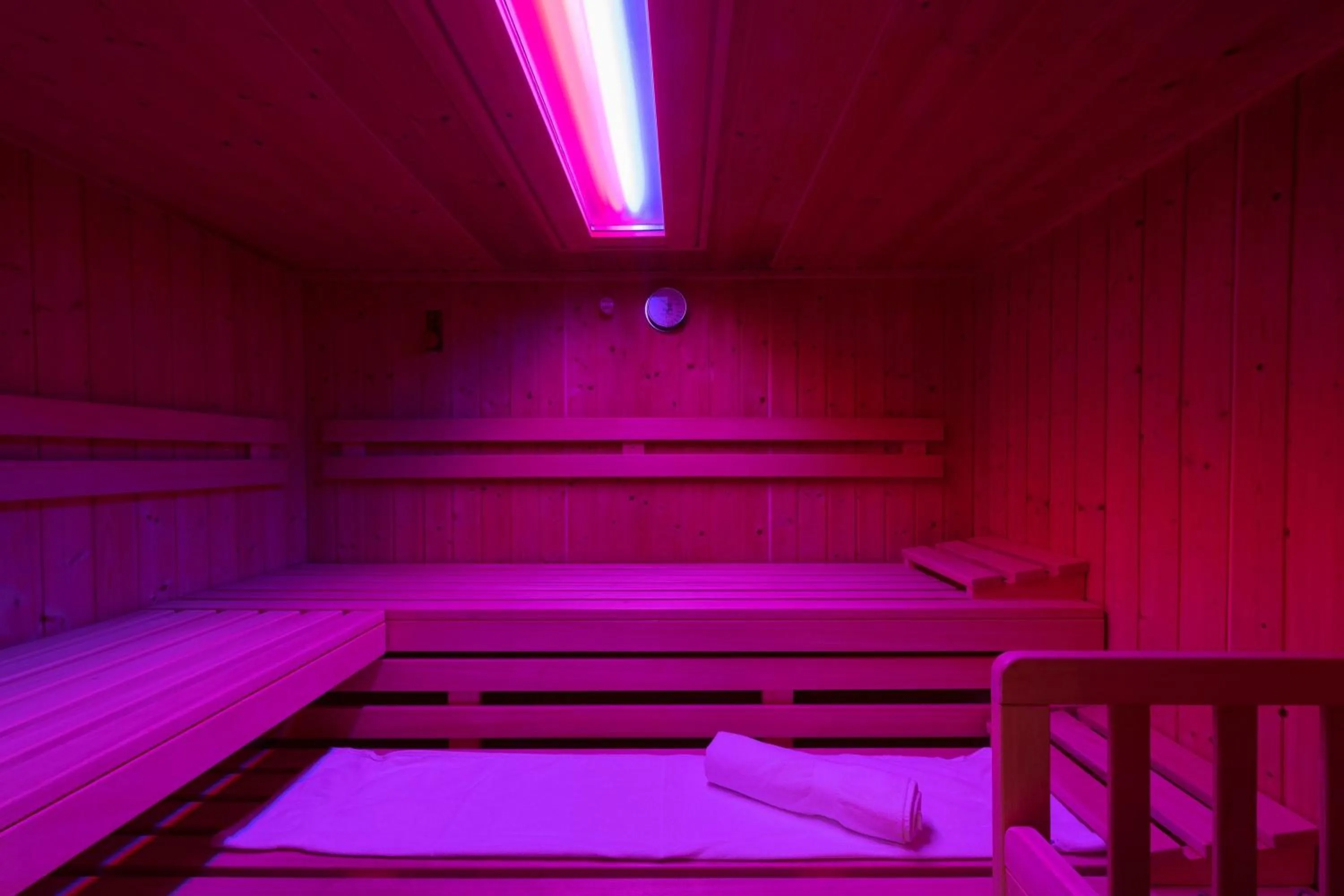 Sauna, Bed in Alpinhotel Monte Superior - Silvretta Card Premium Betrieb