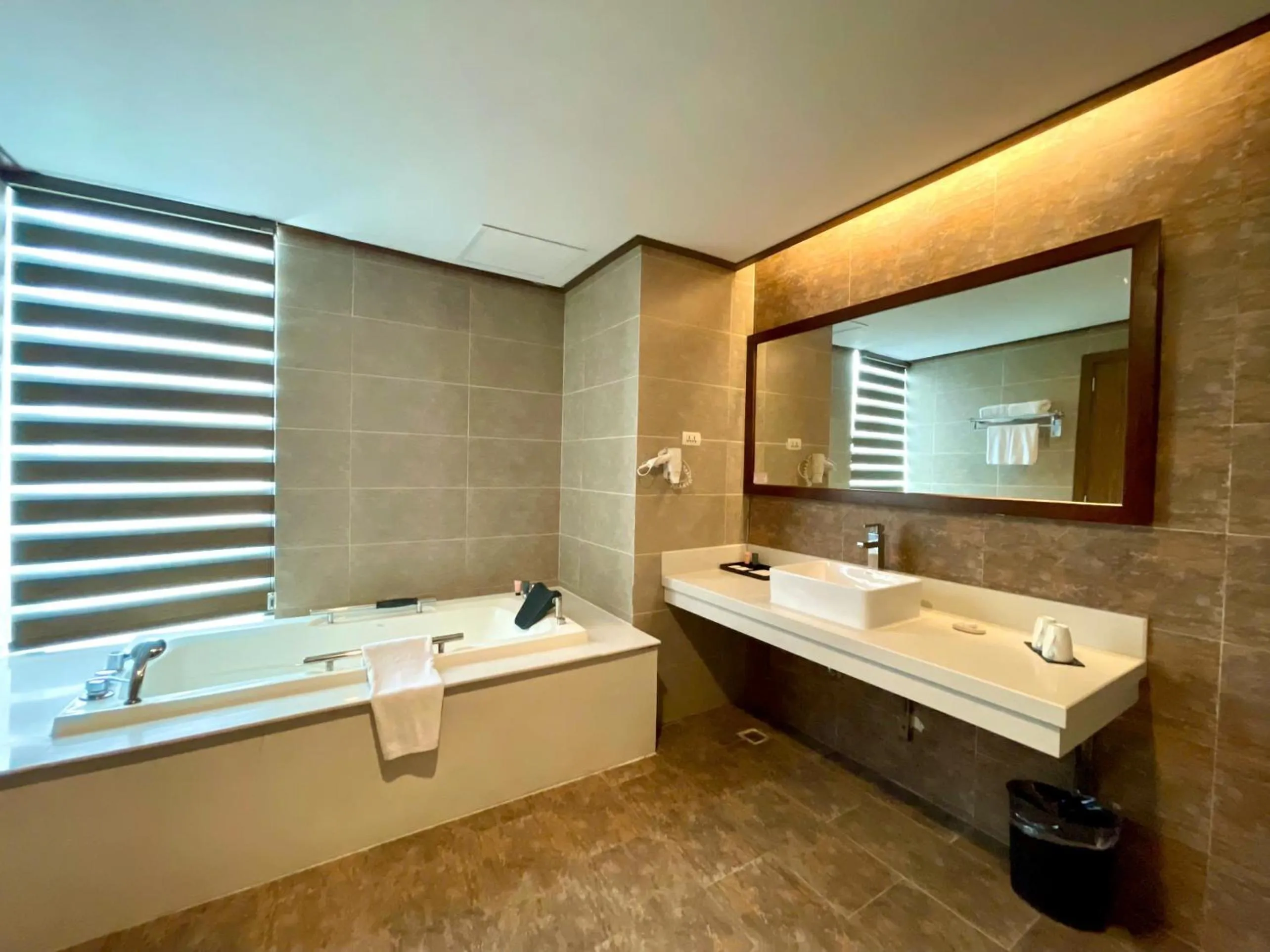 Toilet in Muong Thanh Grand Xa La Hotel