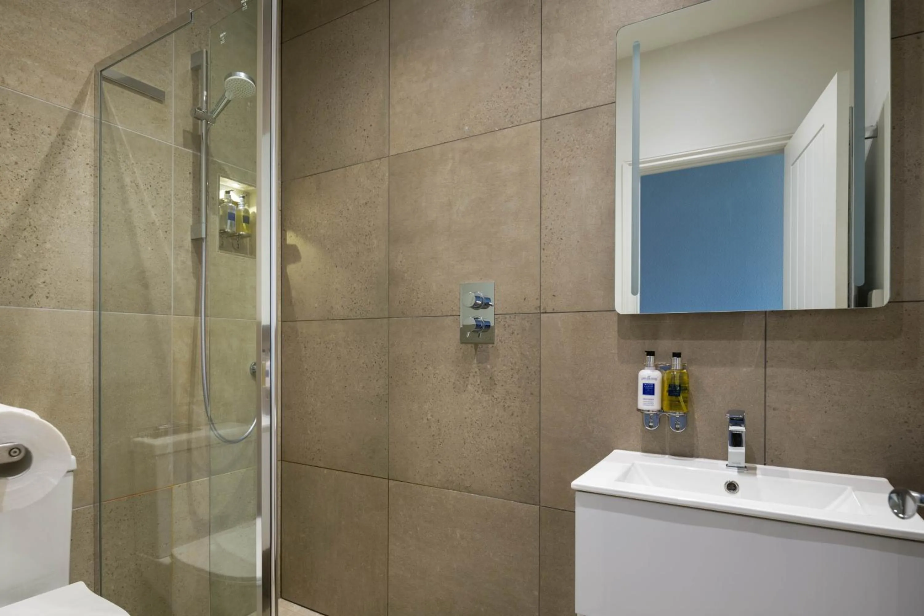 Bathroom in Housel Bay Hotel