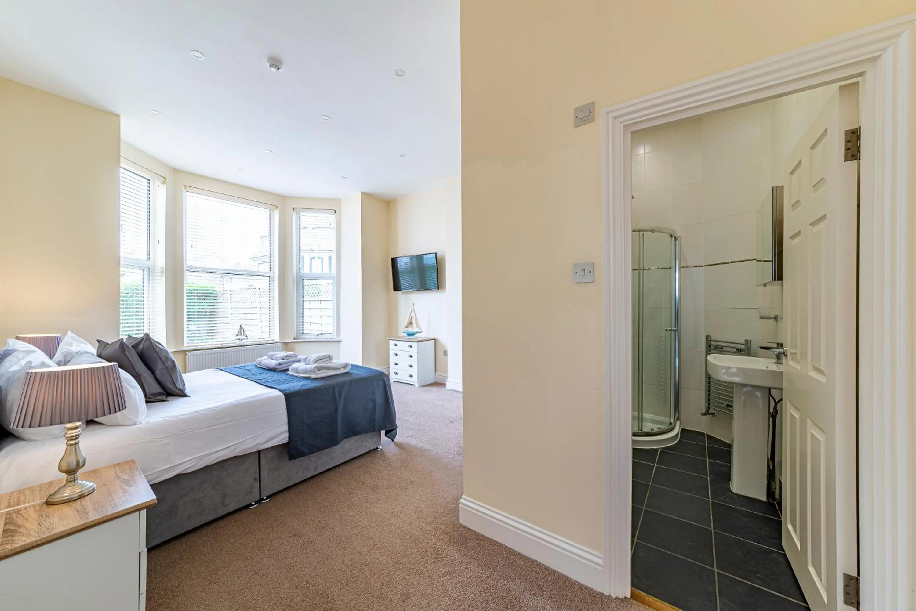 Shower, Bed in Greyfriars