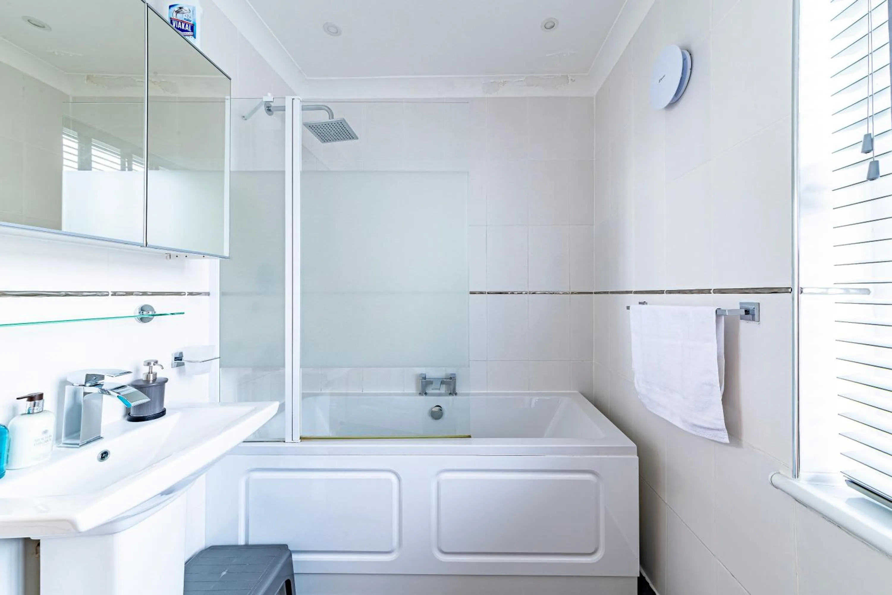 Shower in Greyfriars