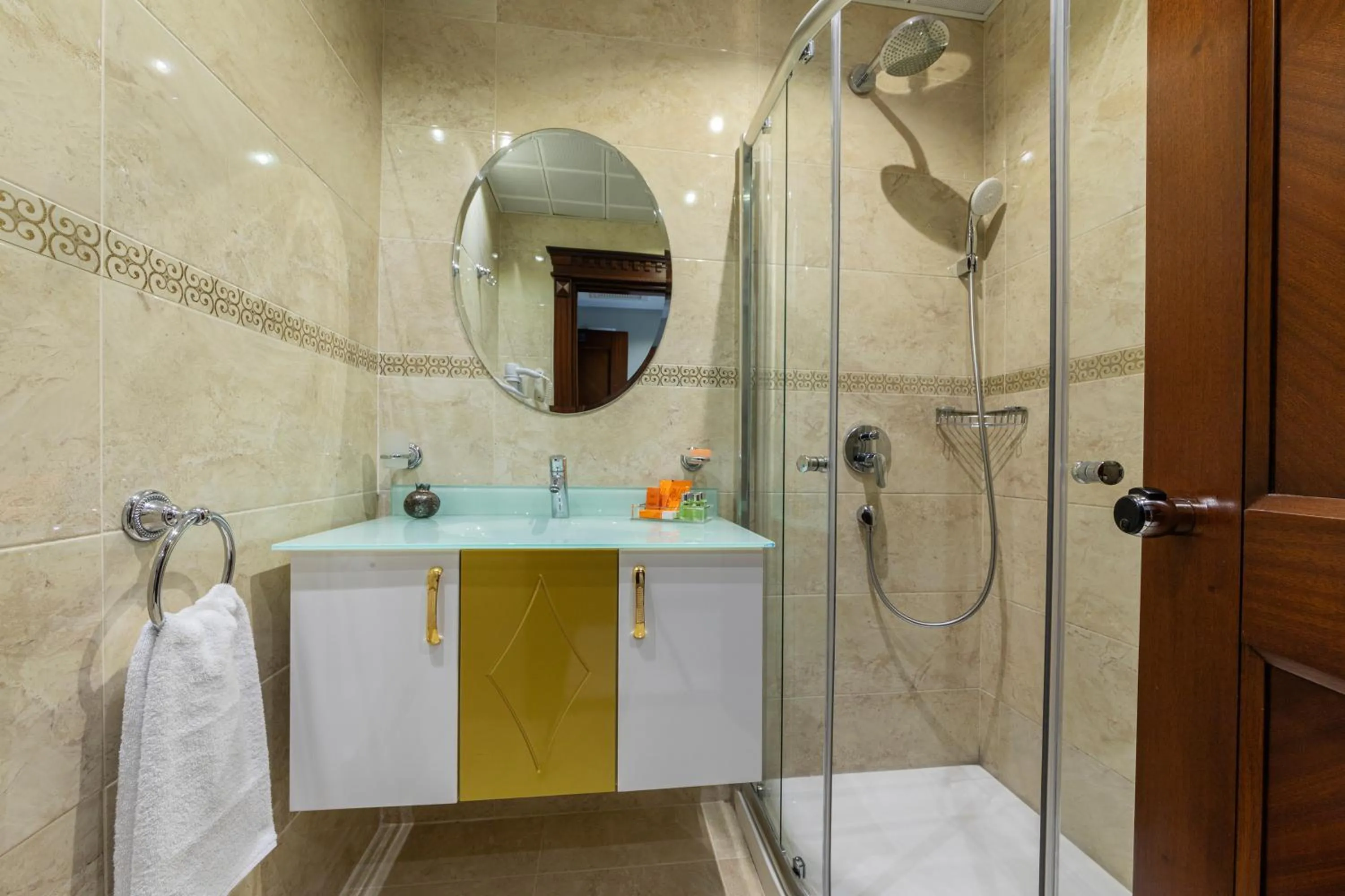 Shower in The Magnaura Palace Hotel