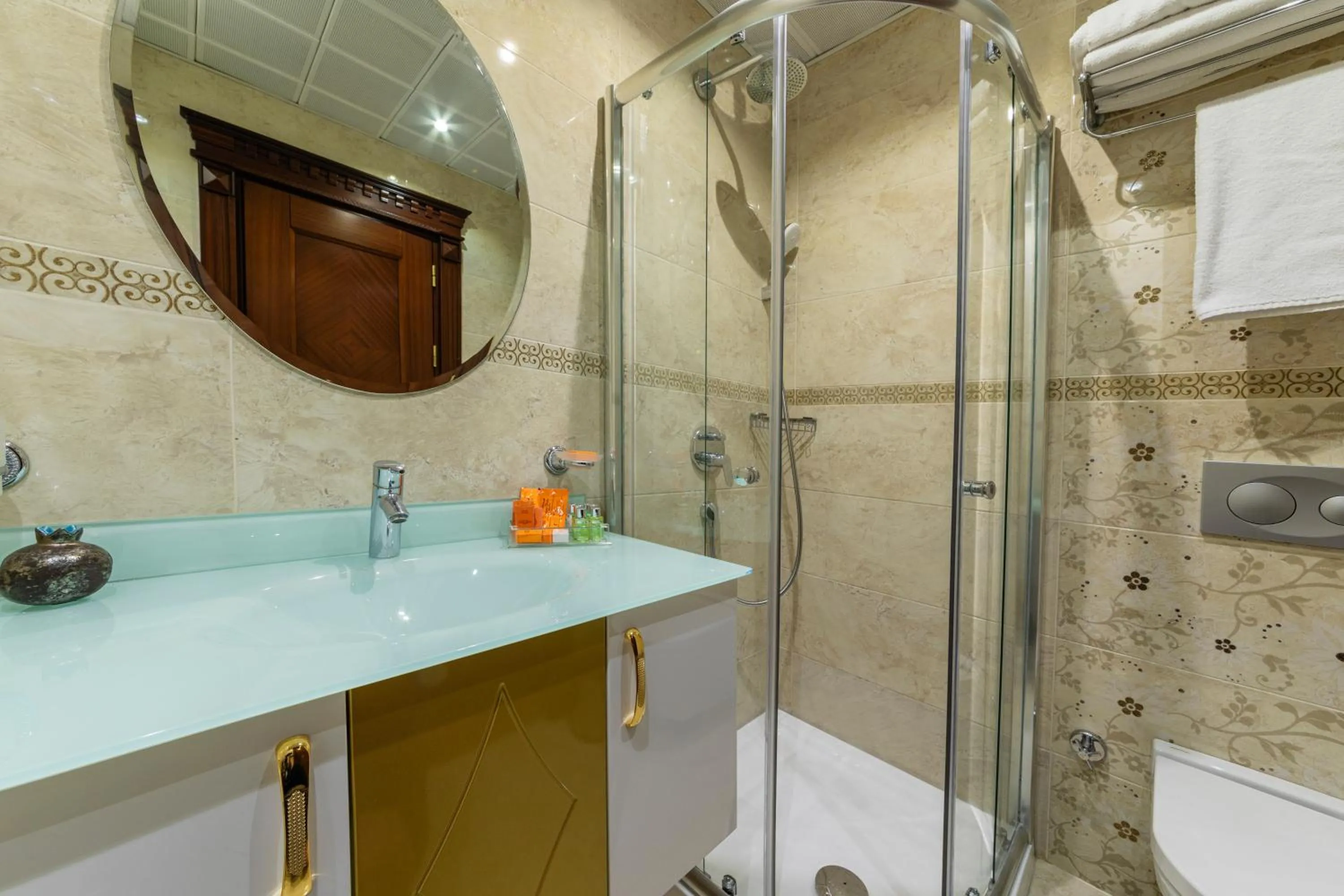 Shower in The Magnaura Palace Hotel